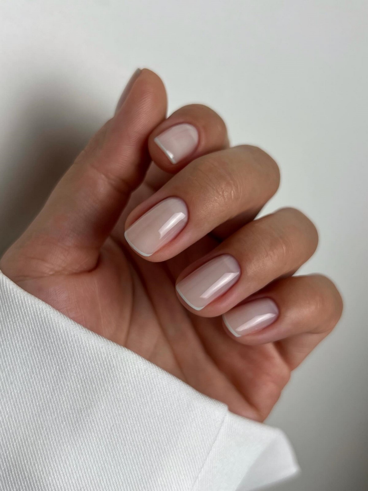 Манікюр на короткі нігті квітня: чистота і стиль