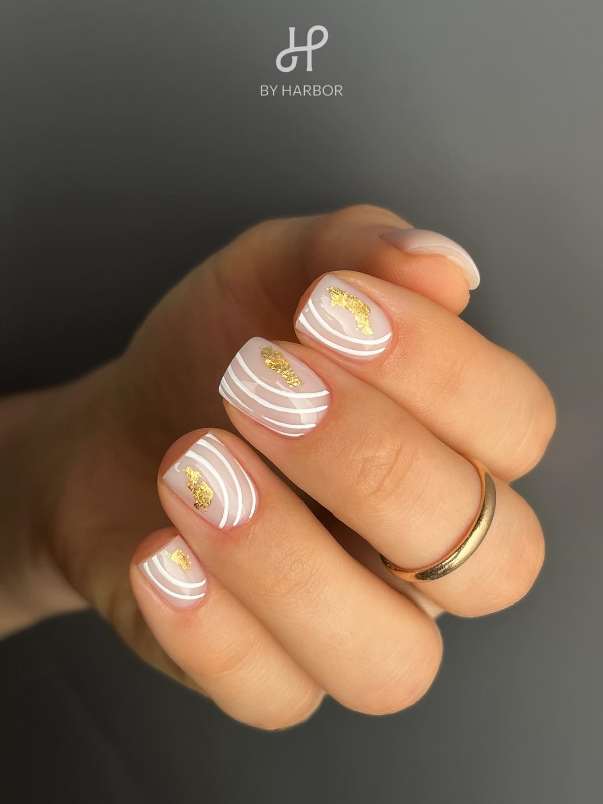 Манікюр на короткі нігті квітня: світлі ідеї, що освіжають образ