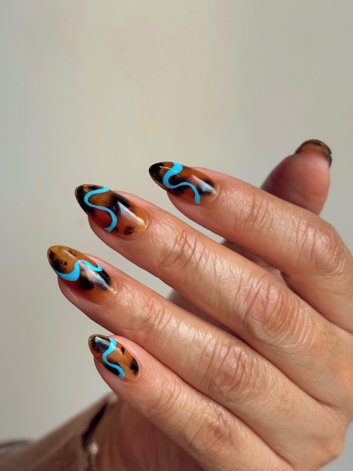 Мигдалеподібний манікюр весни 2026 – фото трендових ідей