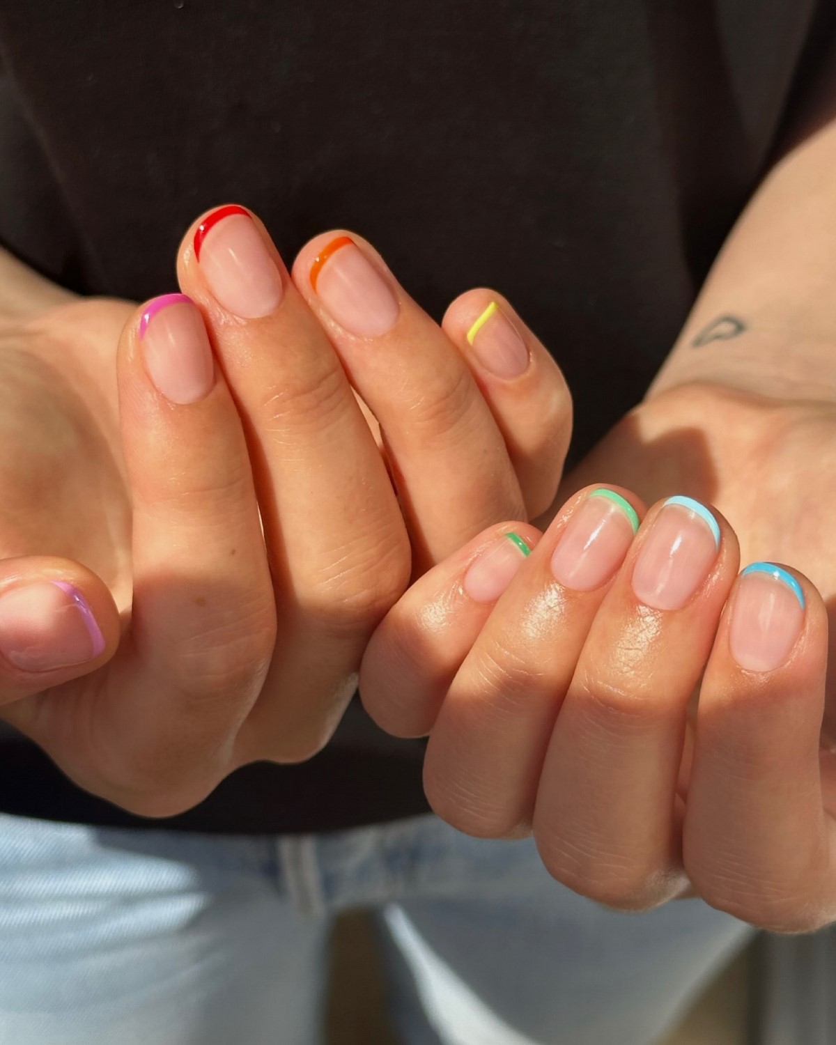 Френч на короткі нігті квітня: акуратний манікюр, який повернувся