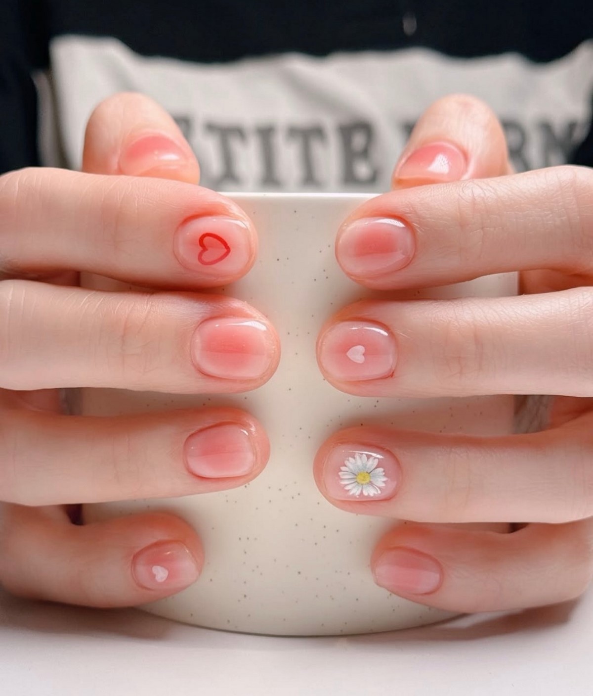 Найкрасивіші короткі нігті квітня 2026: тренди, що підкорюють