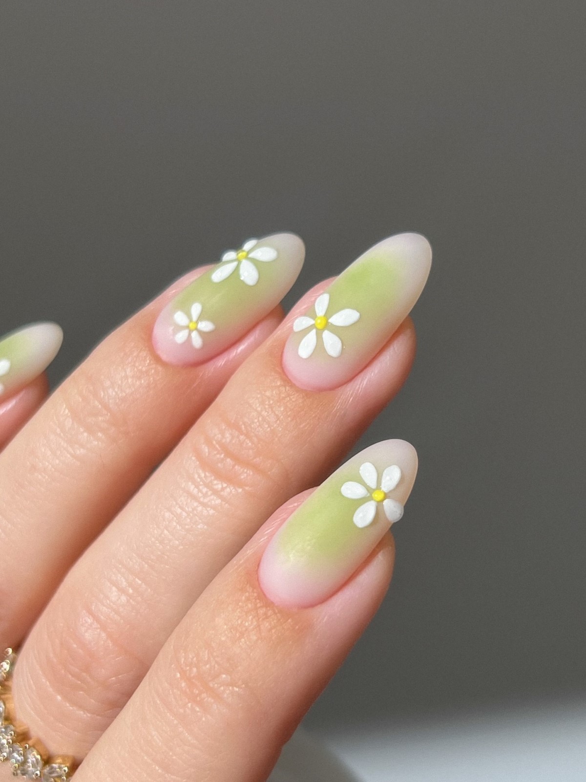 Aura-манікюр весни 2026 – тренд ніжного сяйва