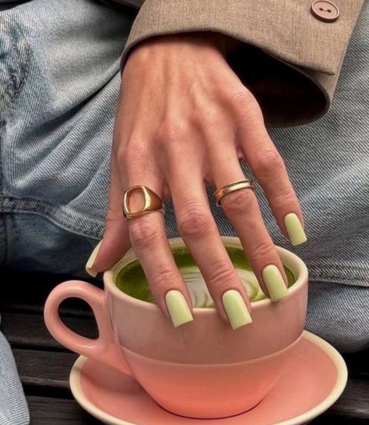 Фісташковий манікюр весни 2026, який виглядає дорого