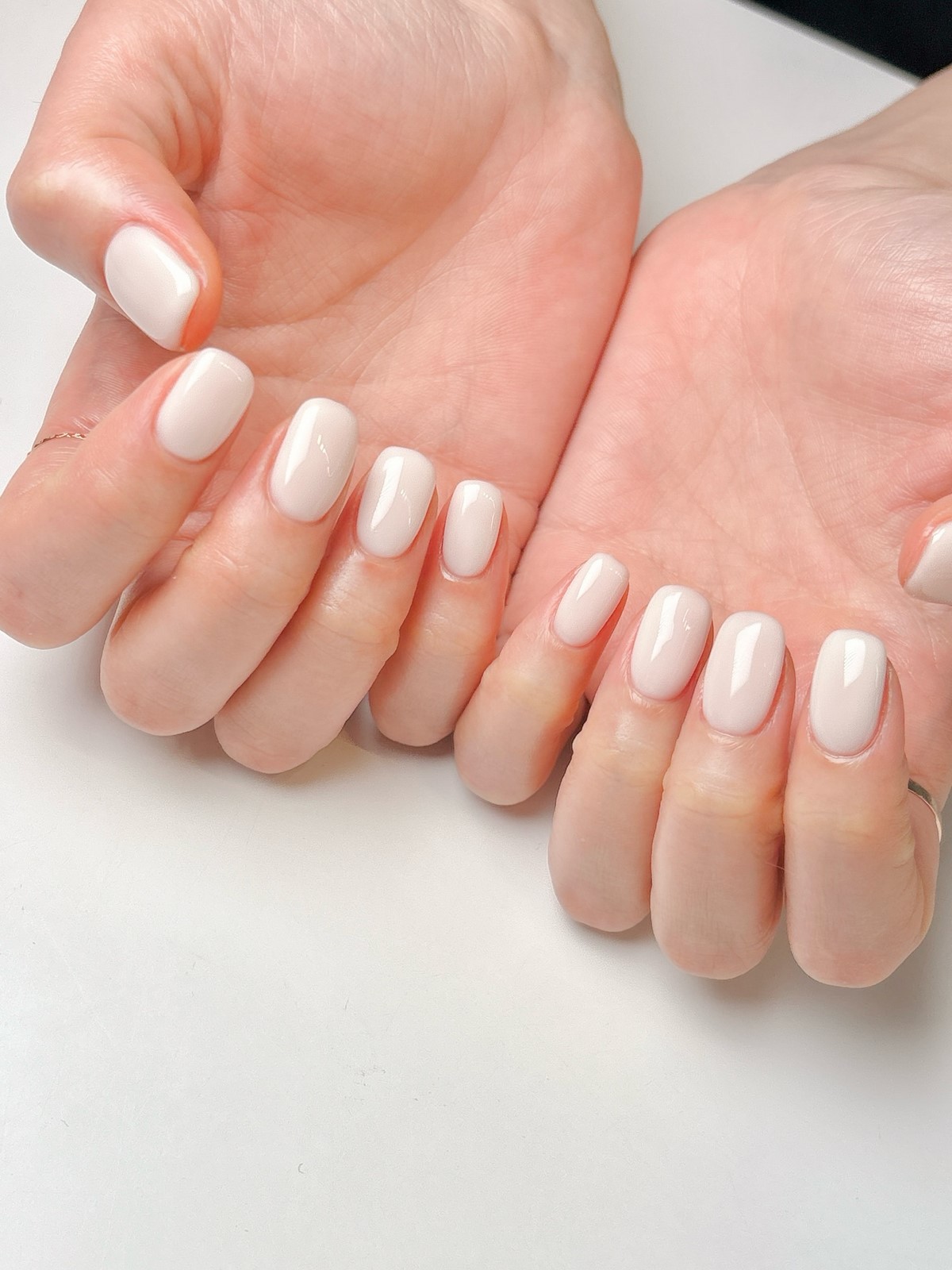 Манікюр на короткі нігті квітня: чистота і стиль