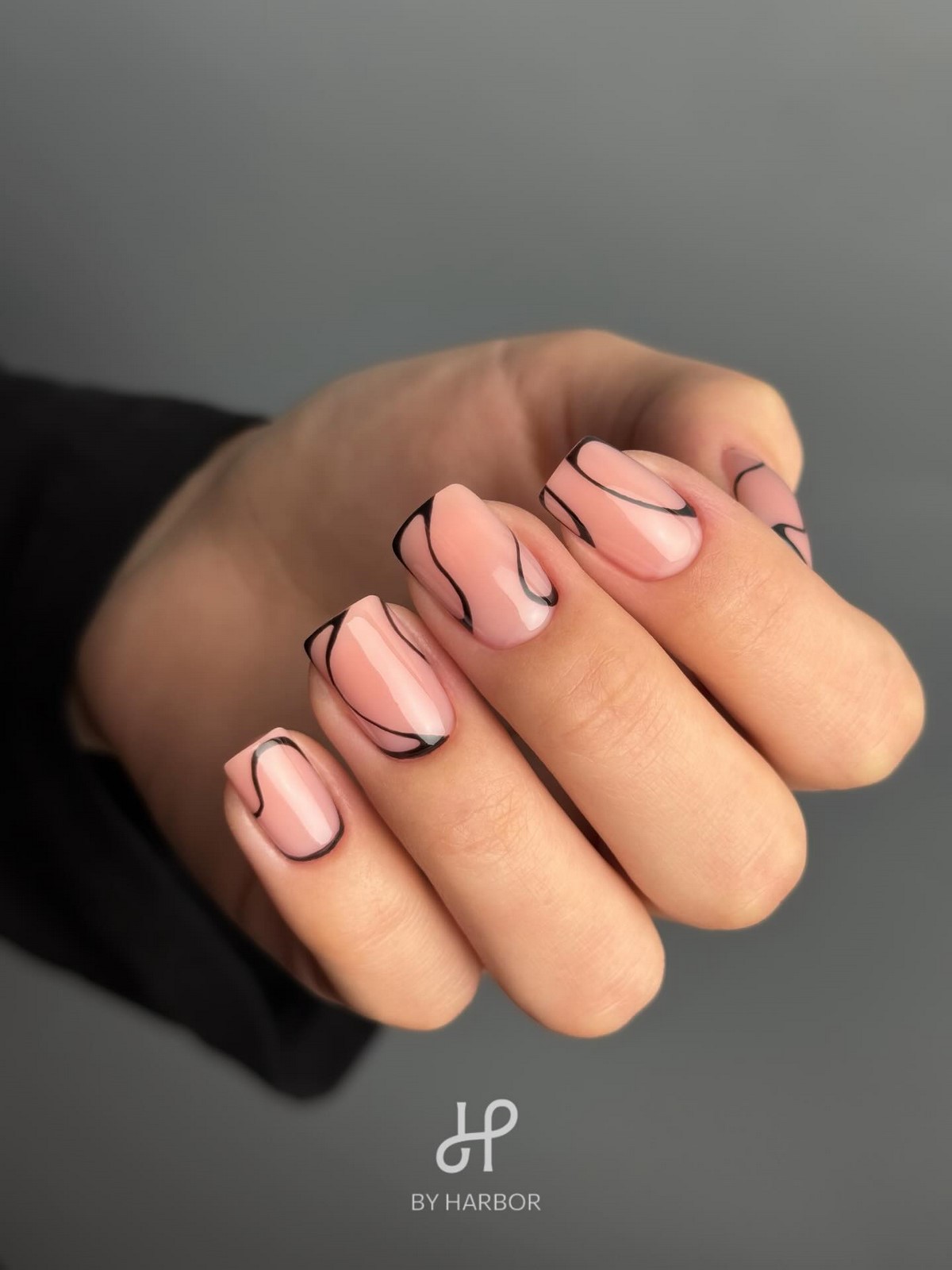 Мінімалістичний манікюр на короткі нігті квітня без зайвого