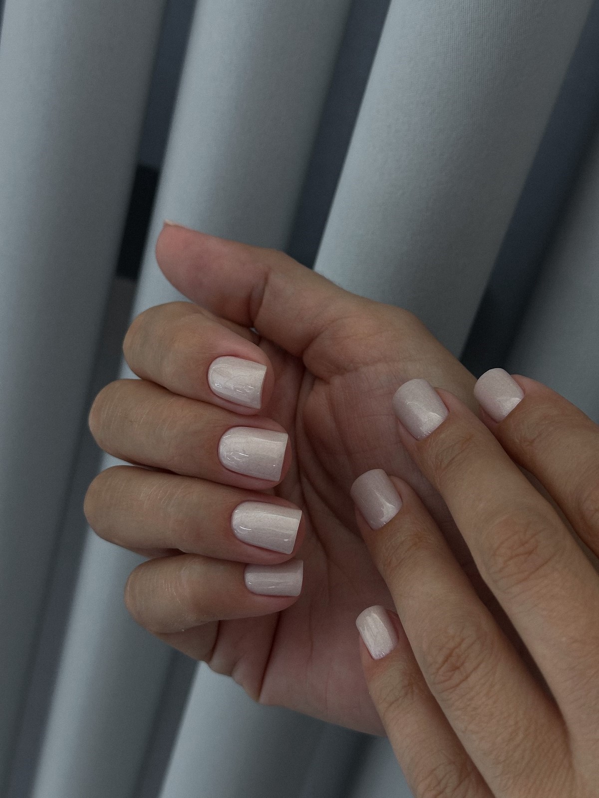 Модні кольори для коротких нігтів весни 2026: головні відтінки