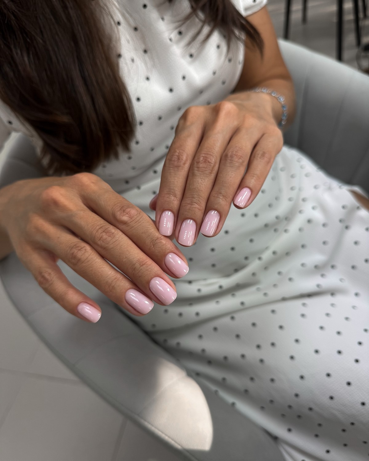 Молочний манікюр на короткі нігті квітня: ідеї чистої краси