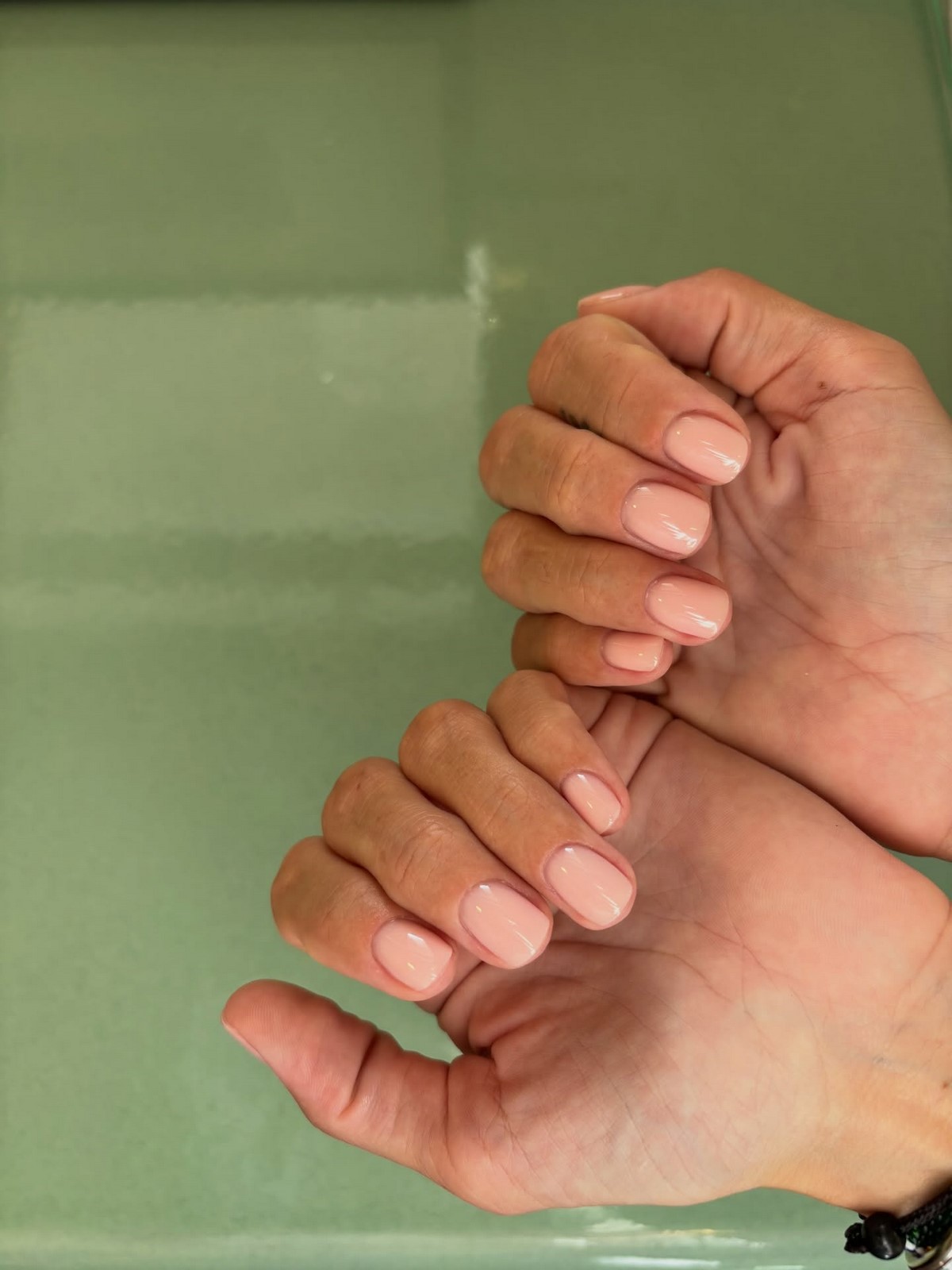 Нюдовий манікюр на короткі нігті квітня: ідеї ніжності