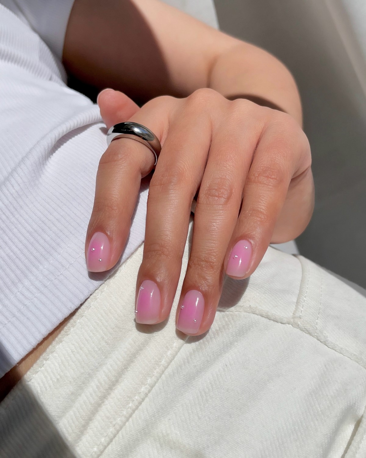 Рожевий манікюр на короткі нігті: ніжність, що омолоджує образ