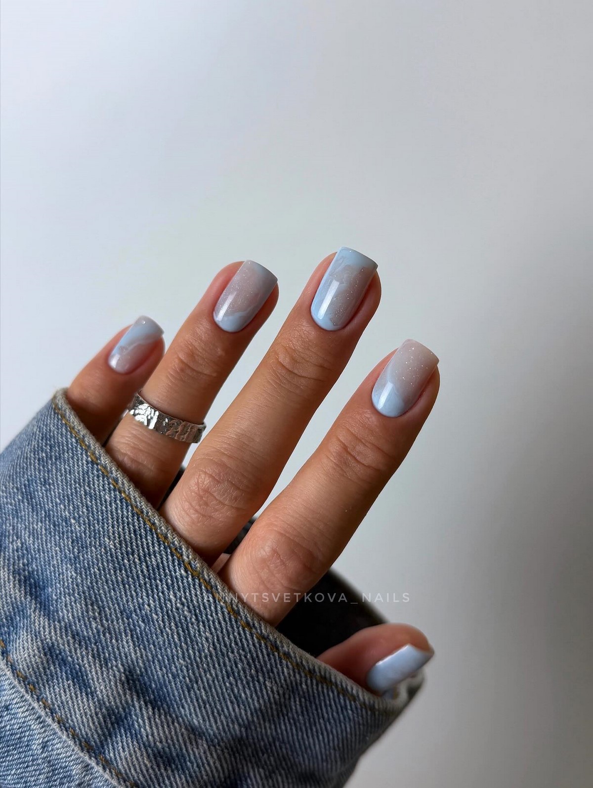 Чому блакитний манікюр став головним кольором весни