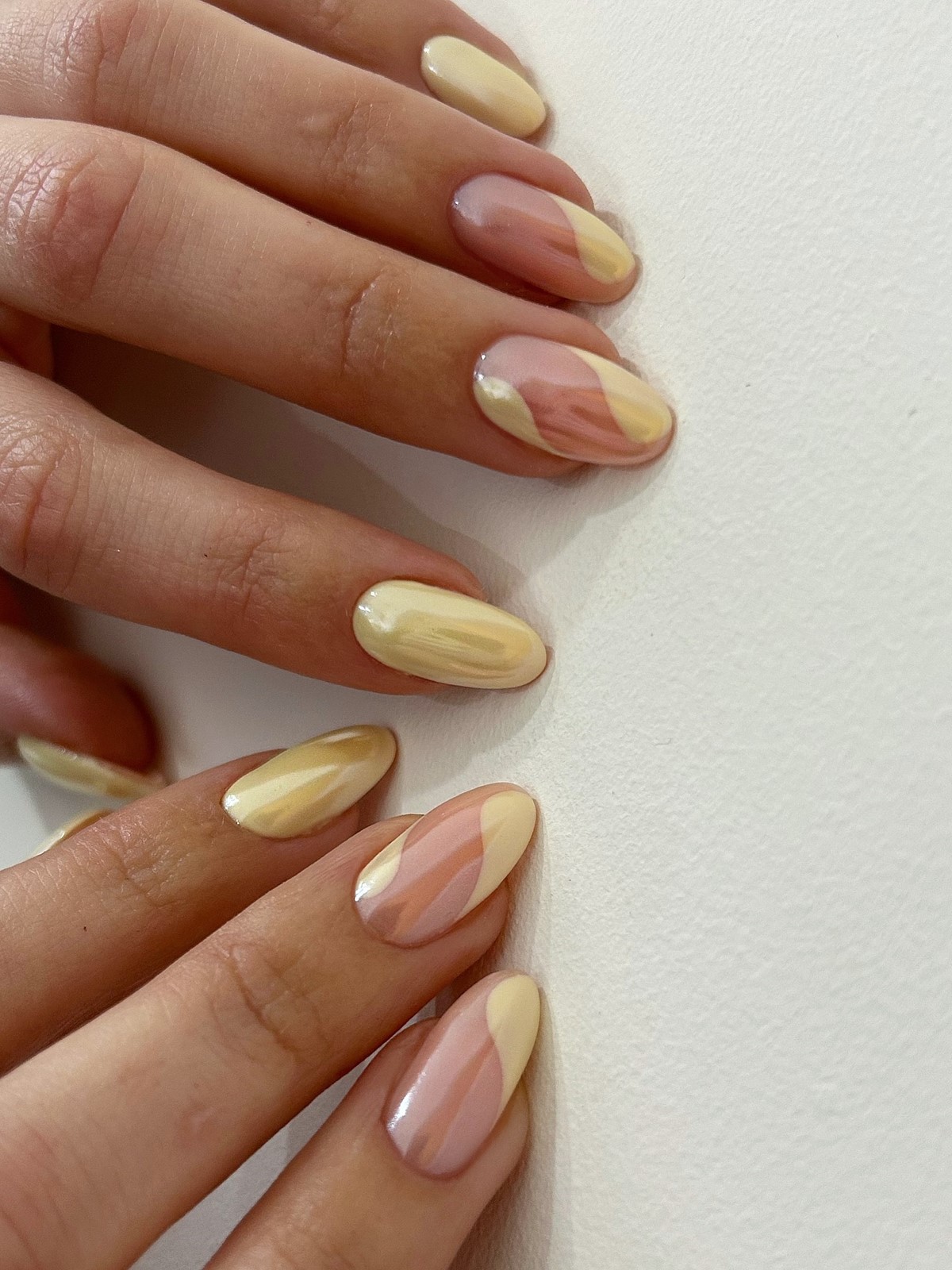 Глазурований манікюр на короткі нігті квітня: ефект скла