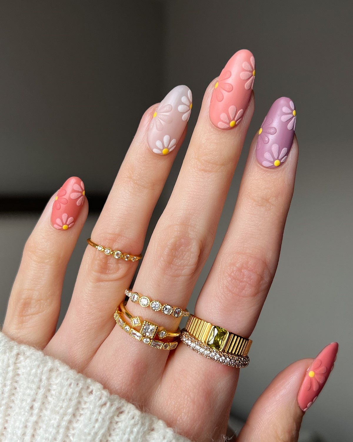 Манікюр з квітами весни 2026: ніжні ідеї на фото
