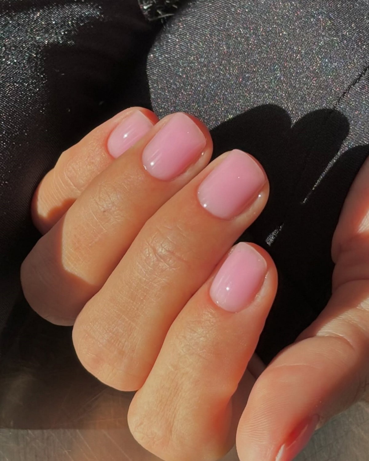 Модні кольори для коротких нігтів весни 2026: головні відтінки