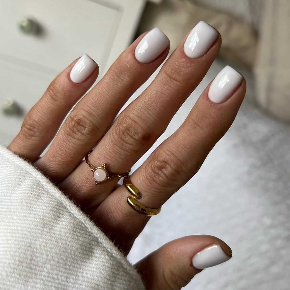 Молочний манікюр на короткі нігті квітня: ідеї чистої краси