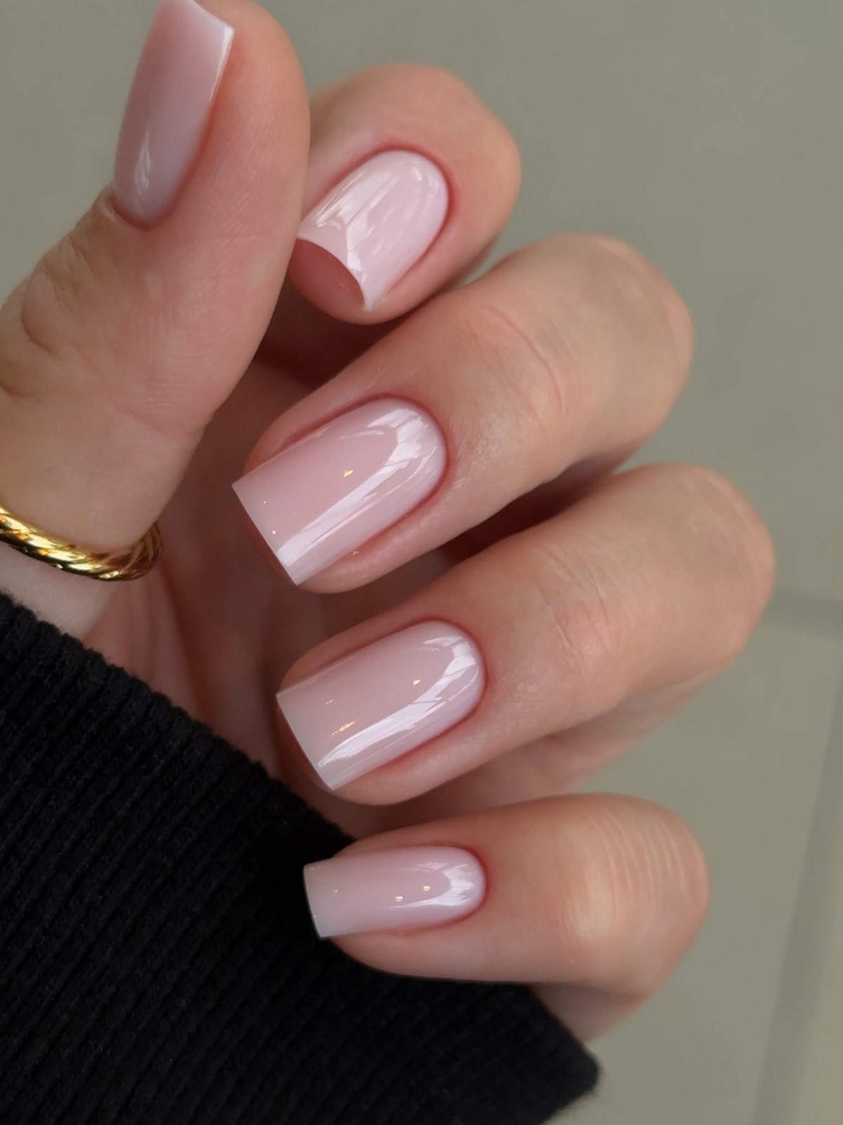 Молочний манікюр на короткі нігті весни 2026: ніжні ідеї