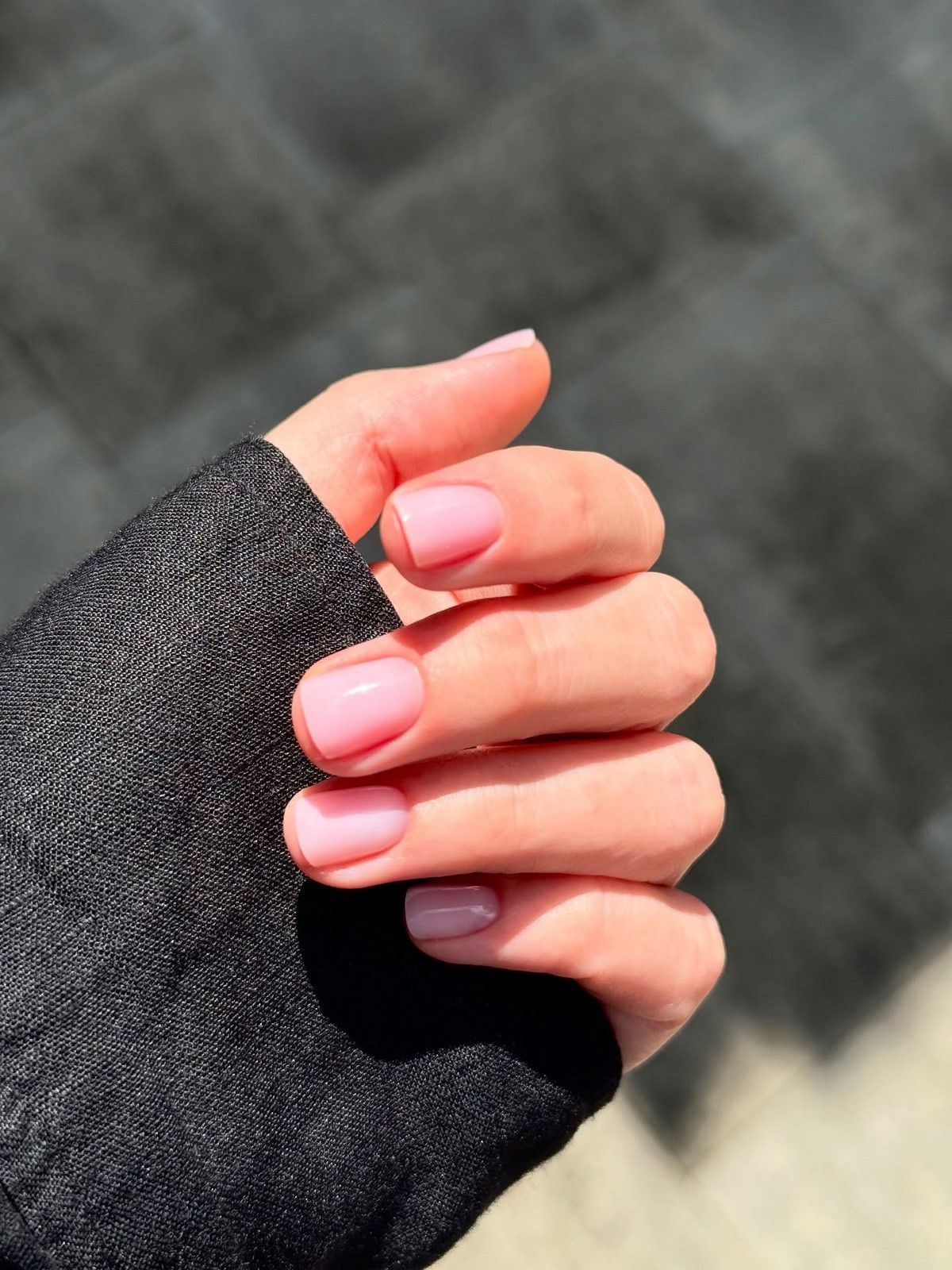 Рожевий манікюр на короткі нігті: ніжність, що омолоджує образ