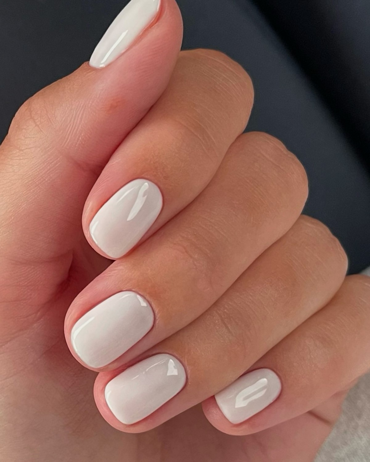 Світлий манікюр на короткі нігті весни: ніжні ідеї