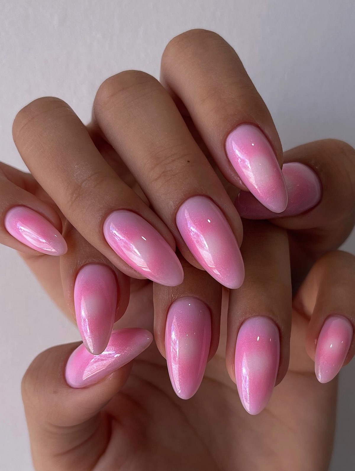 Aura-манікюр весни 2026 – тренд ніжного сяйва