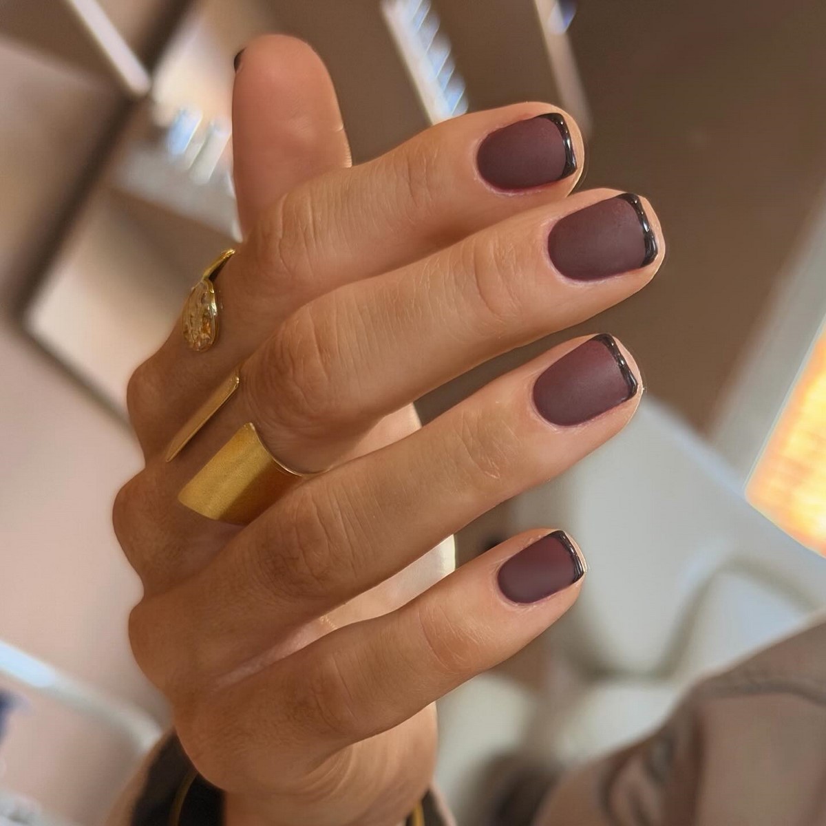 Френч на короткі нігті квітня: акуратний манікюр, який повернувся