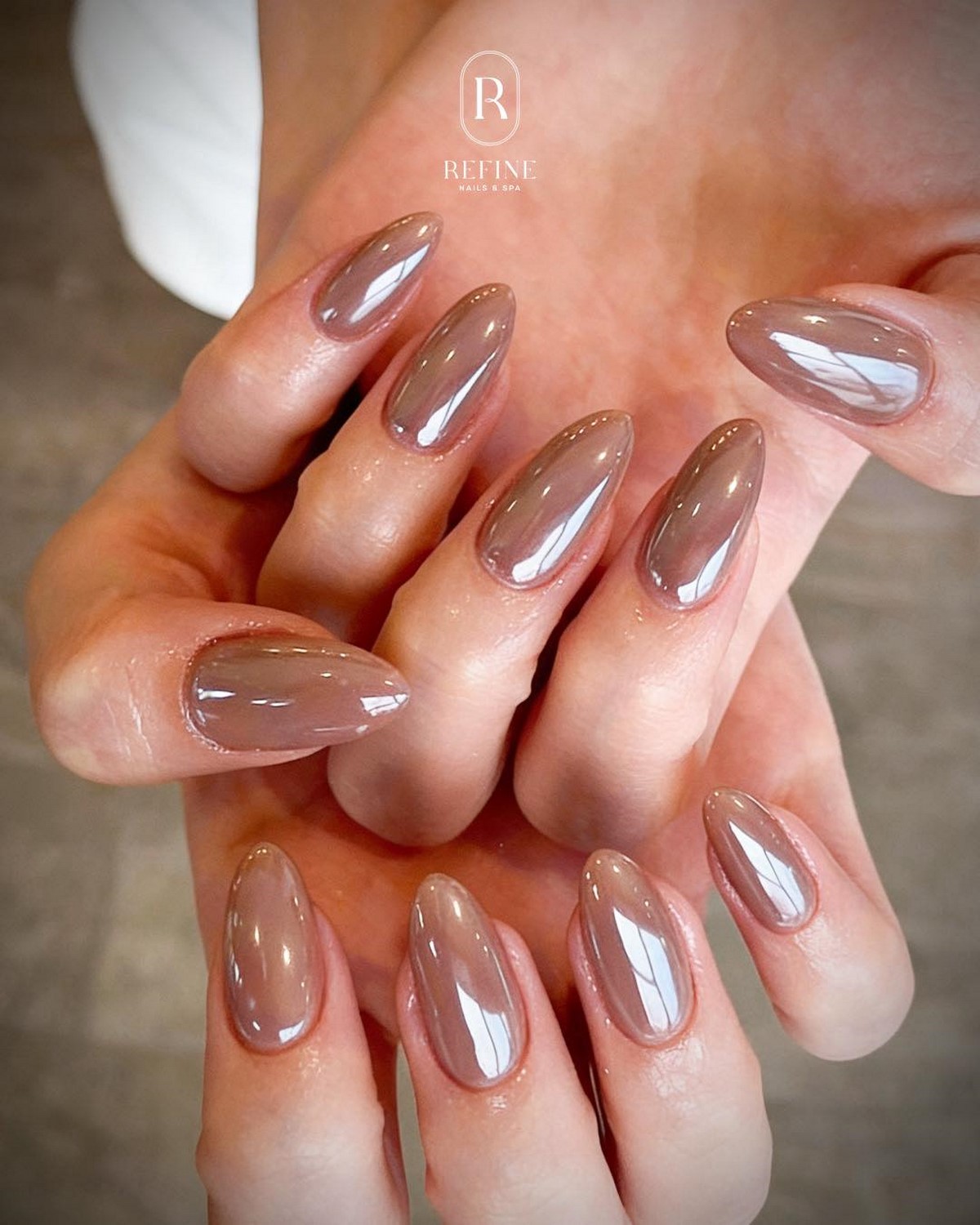 Глазурований манікюр на короткі нігті квітня: ефект скла