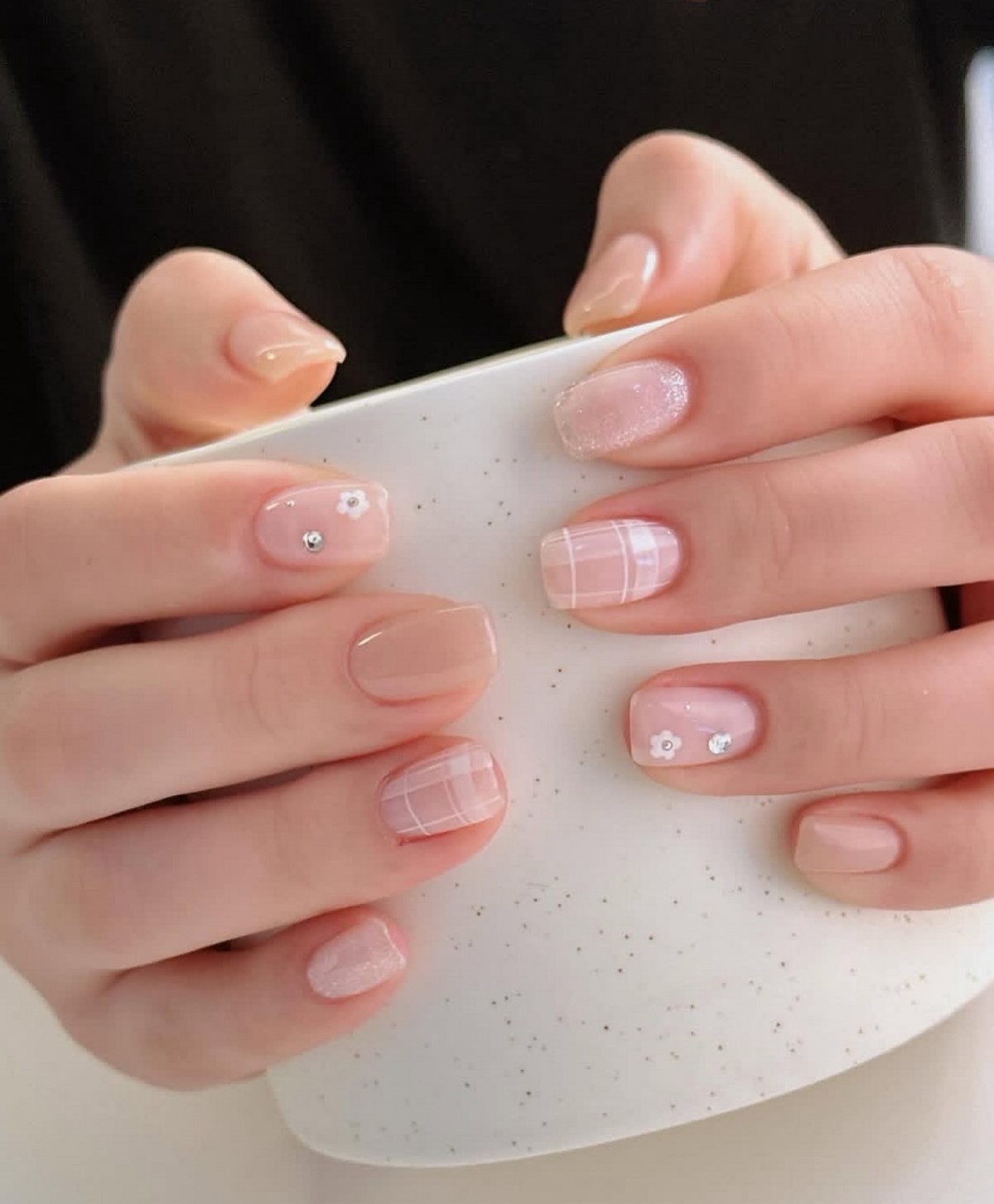 Короткі квадратні нігті весни 2026 – фото трендових варіантів, які підкорили сезон