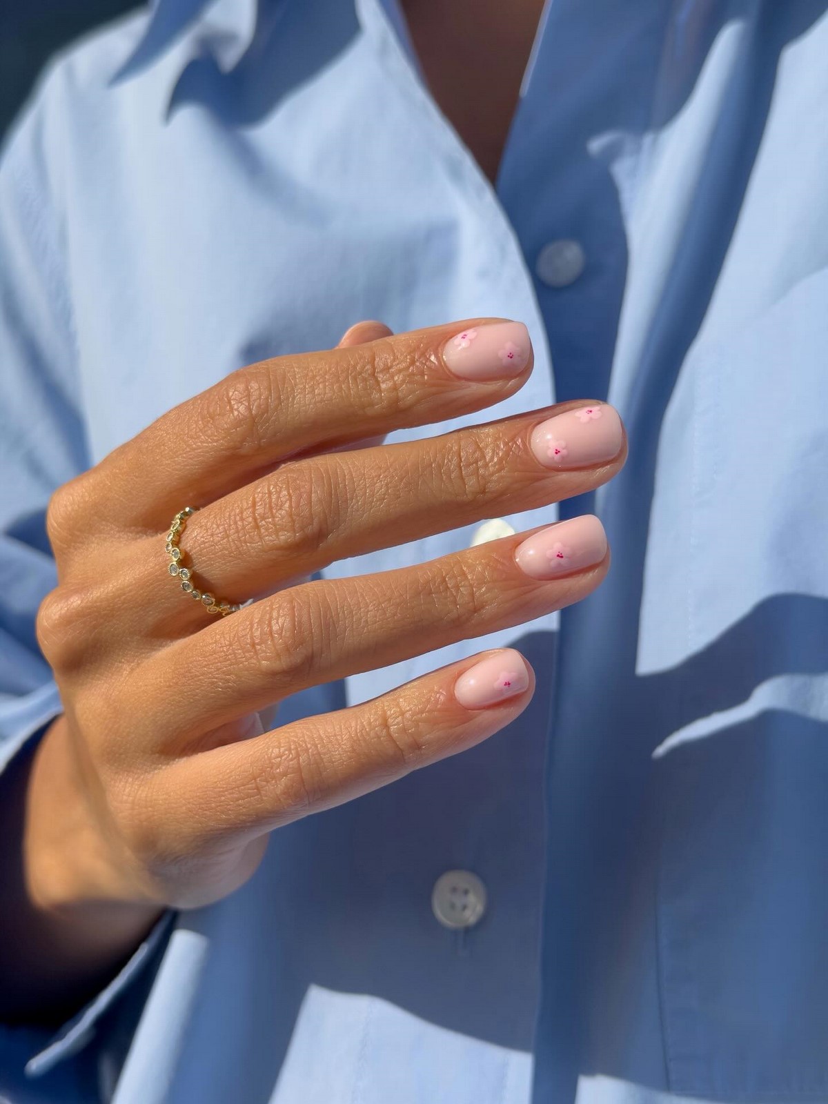 Манікюр на короткі нігті квітня: чистота і стиль