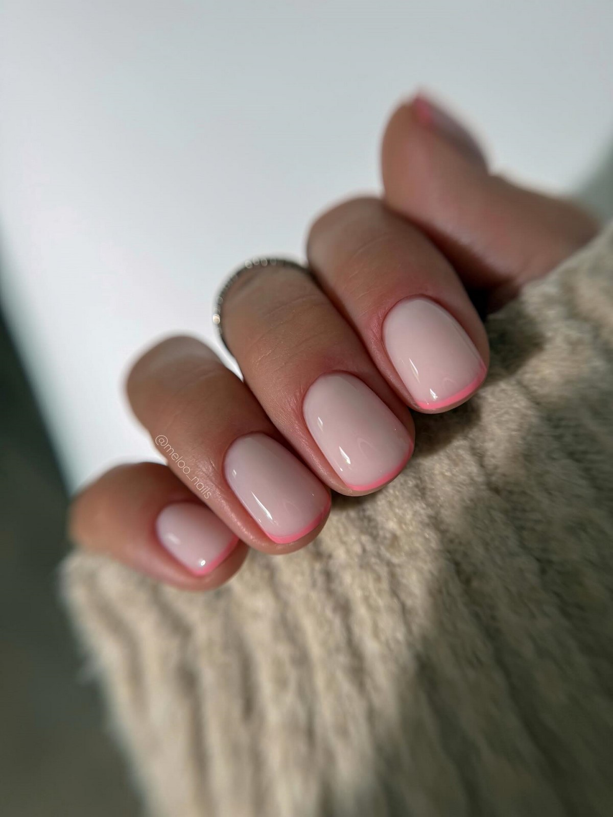 Рожевий манікюр на короткі нігті: ніжність, що омолоджує образ