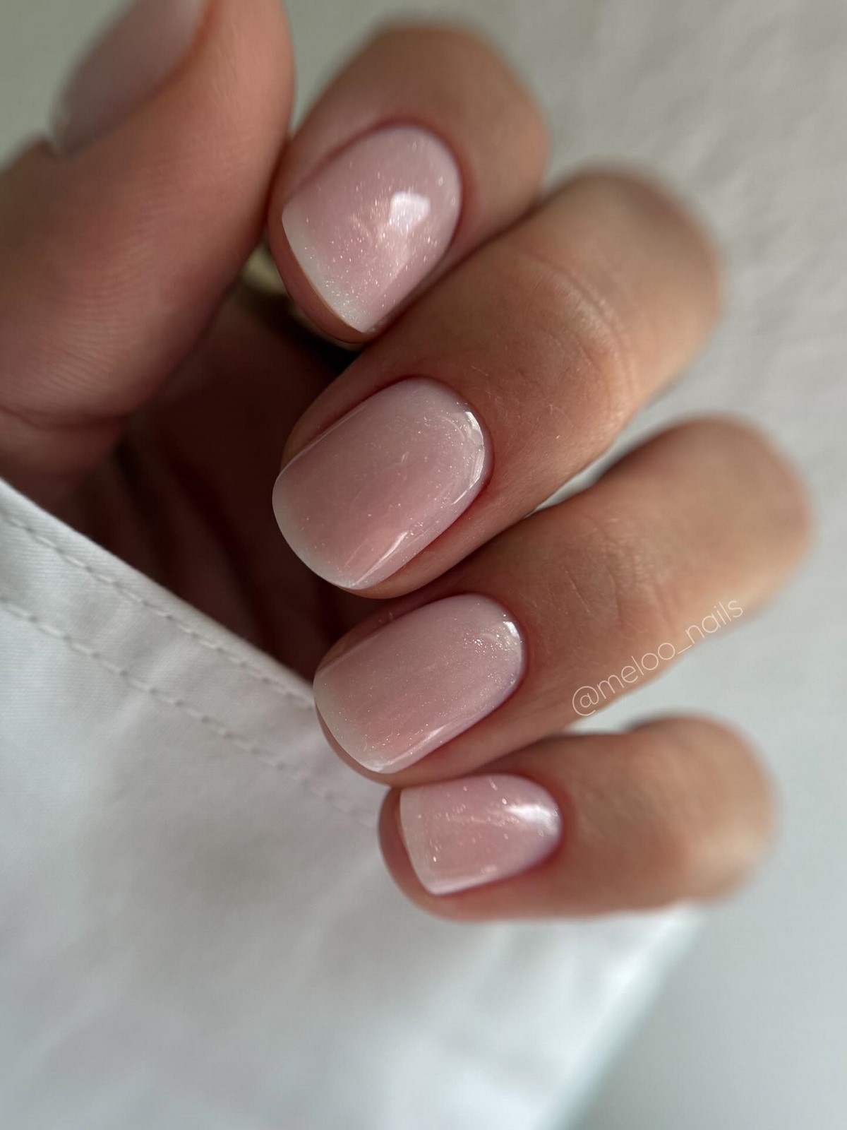 Світлий манікюр на короткі нігті весни: ніжні ідеї