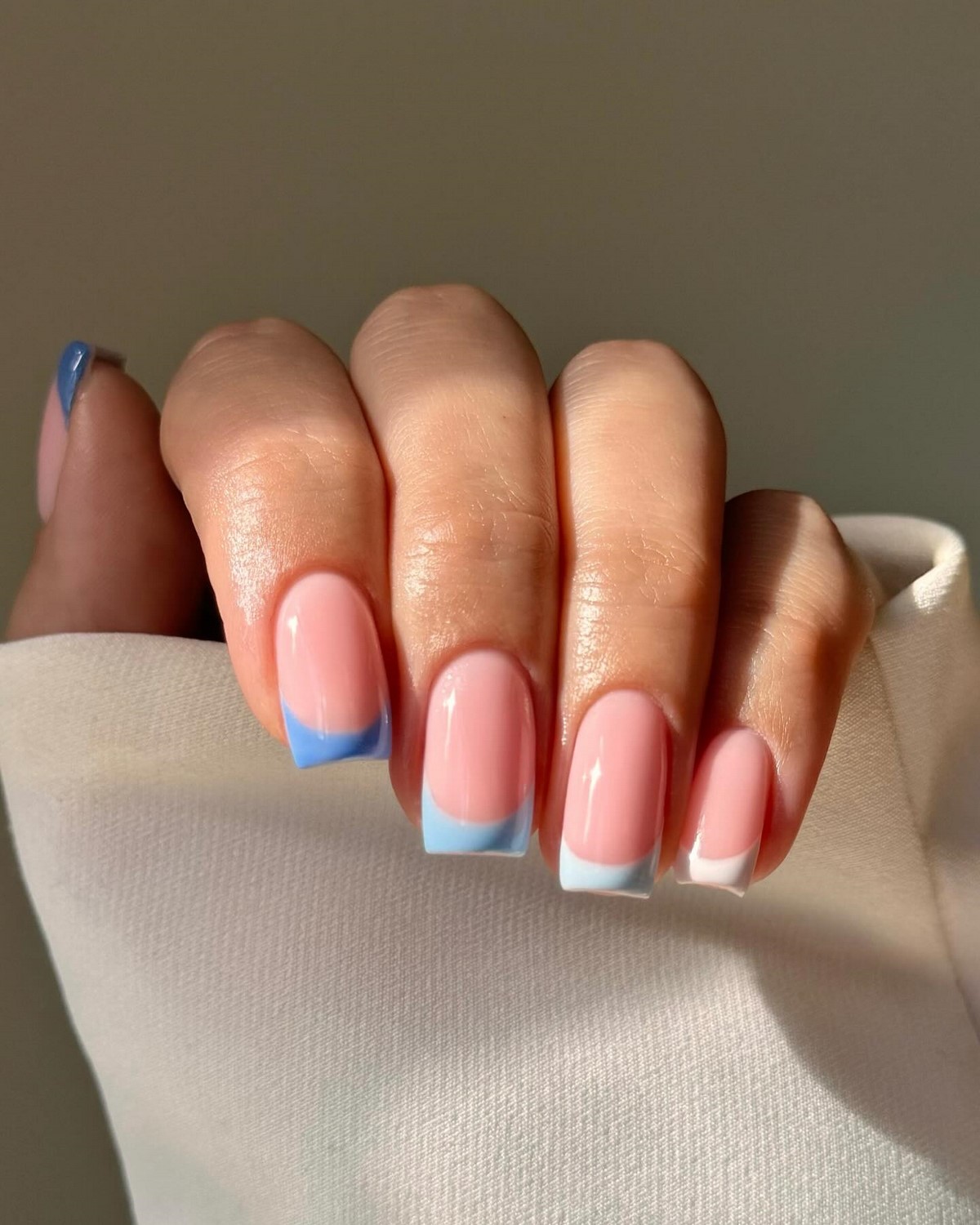 Чому блакитний манікюр став головним кольором весни