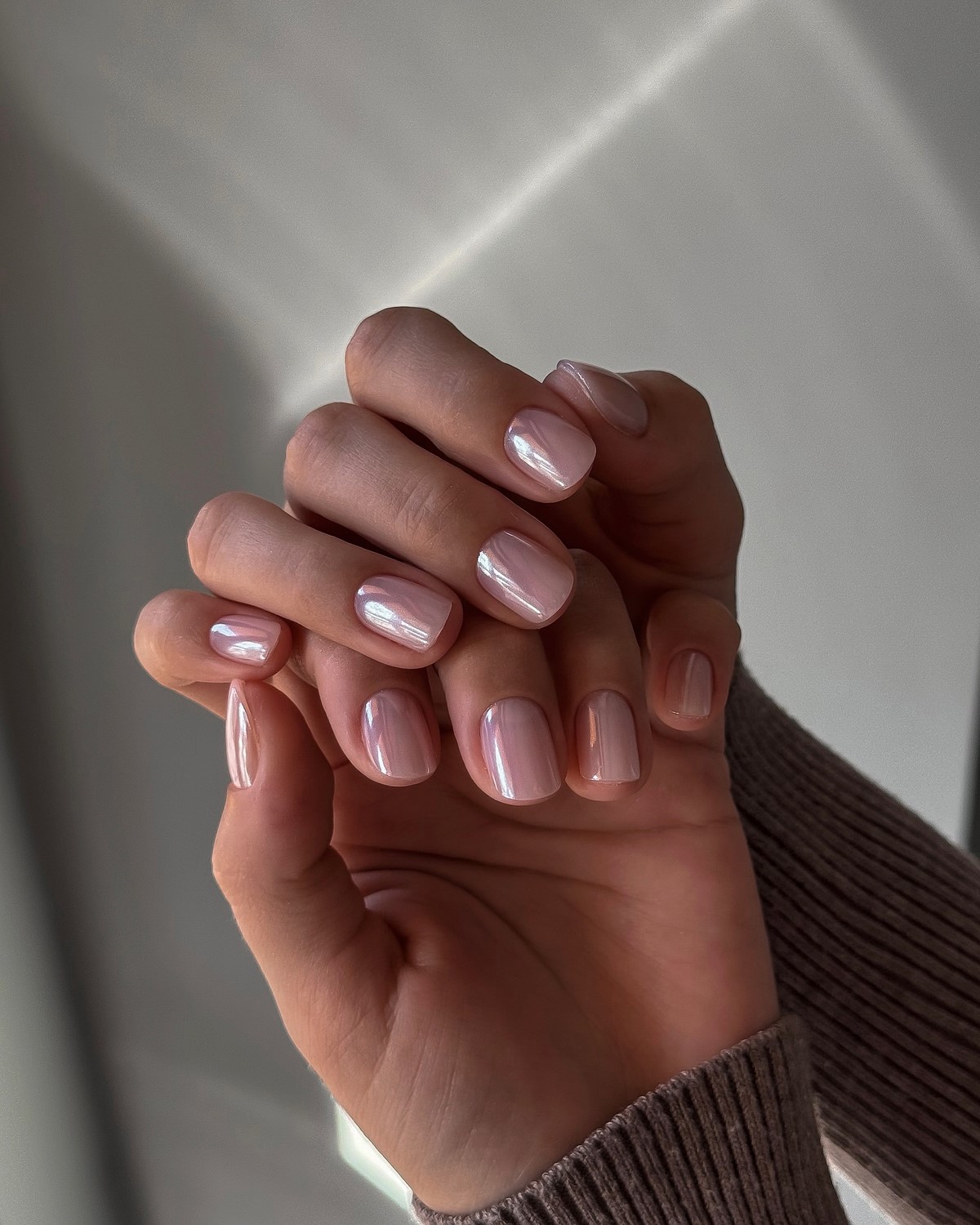 Глазурований манікюр на короткі нігті квітня: ефект скла