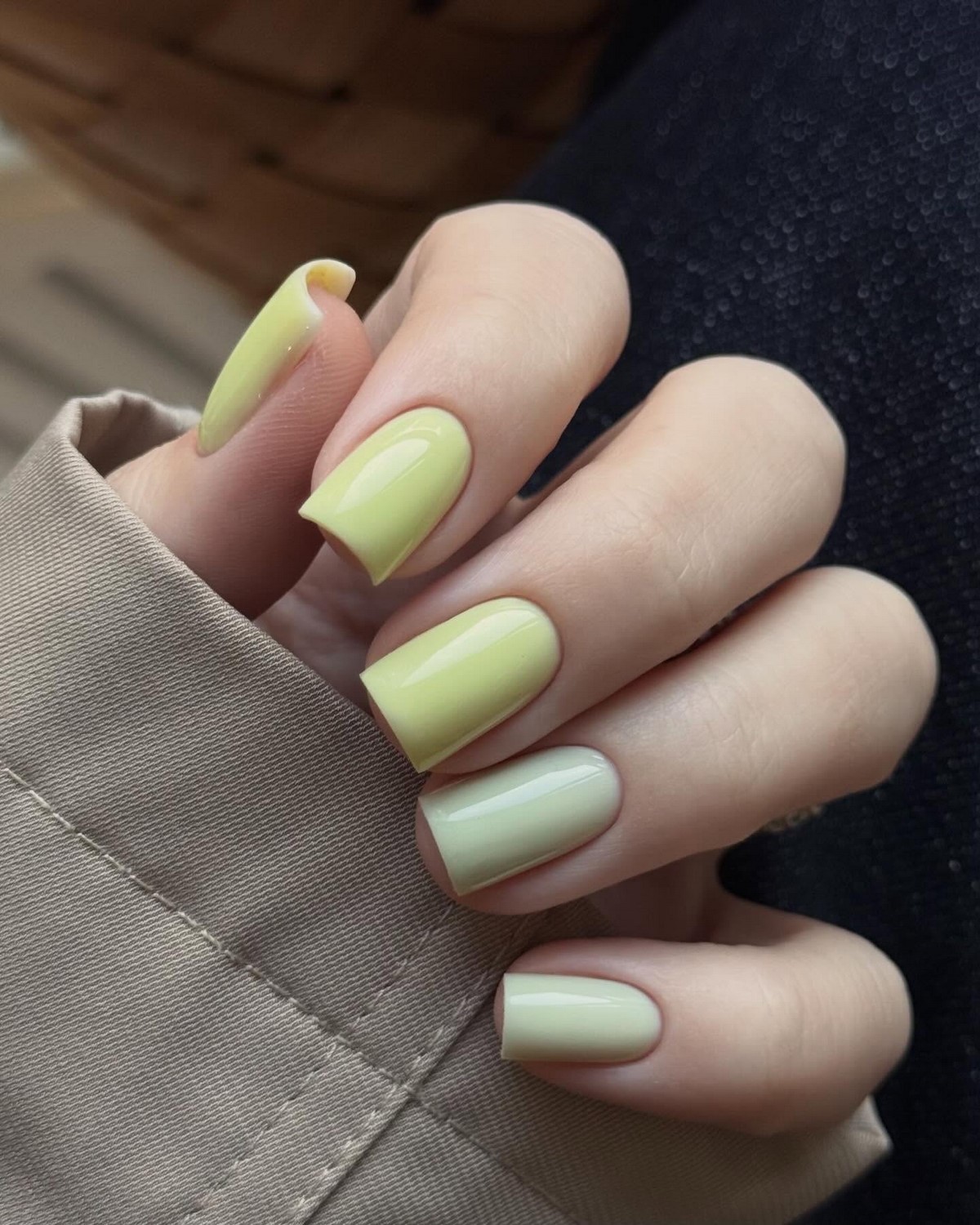 Манікюр на короткі нігті квітня: світлі ідеї, що освіжають образ