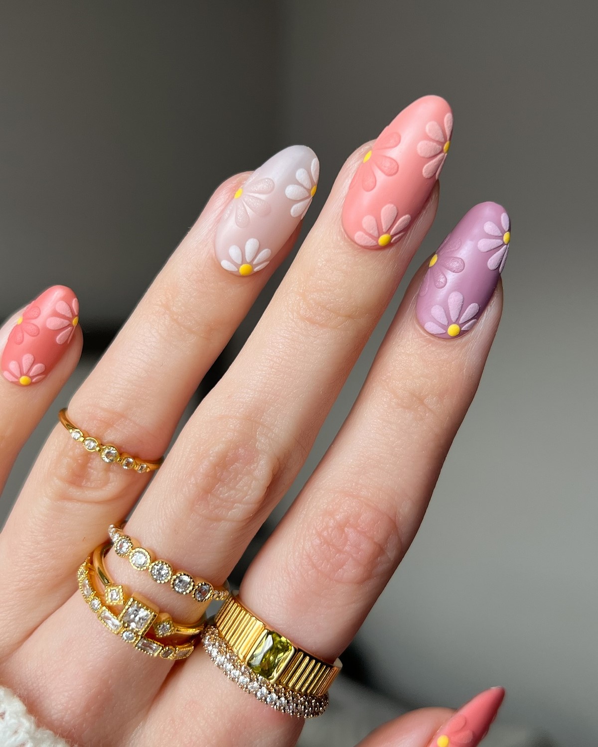 Великодній манікюр 2026: ідеї, які надихають