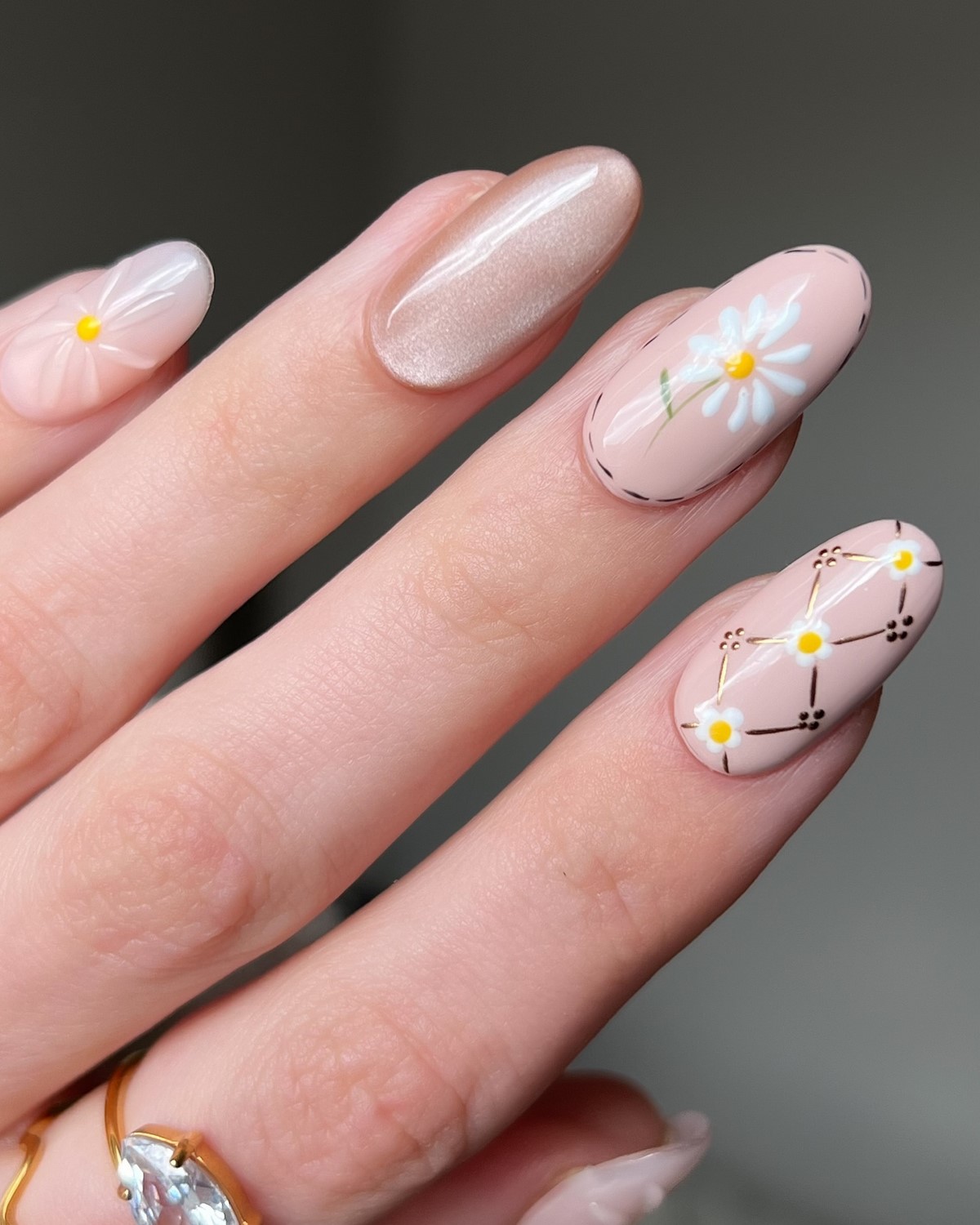 Манікюр з квітами весни 2026: ніжні ідеї на фото