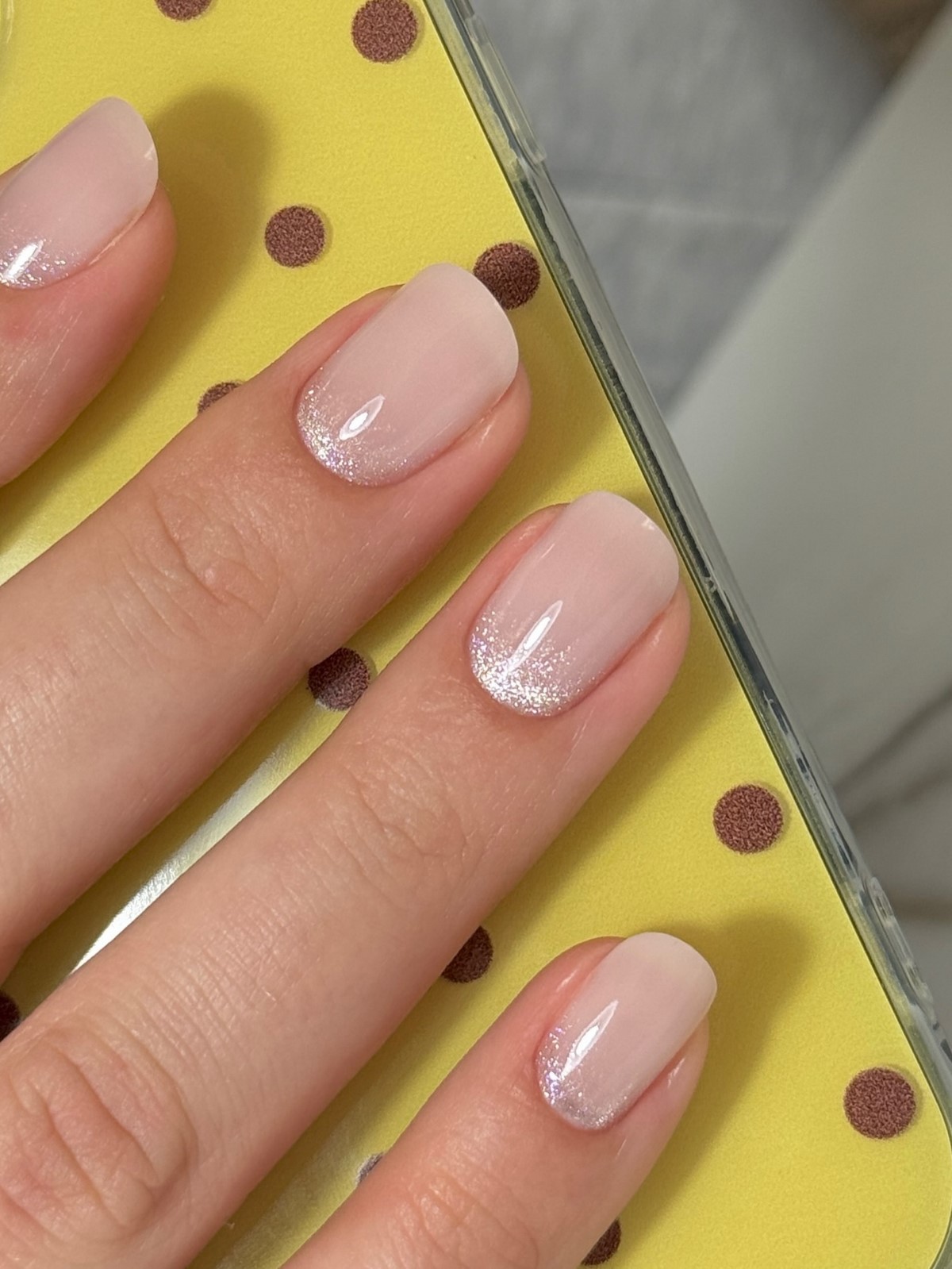 Молочний манікюр на короткі нігті квітня: ідеї чистої краси