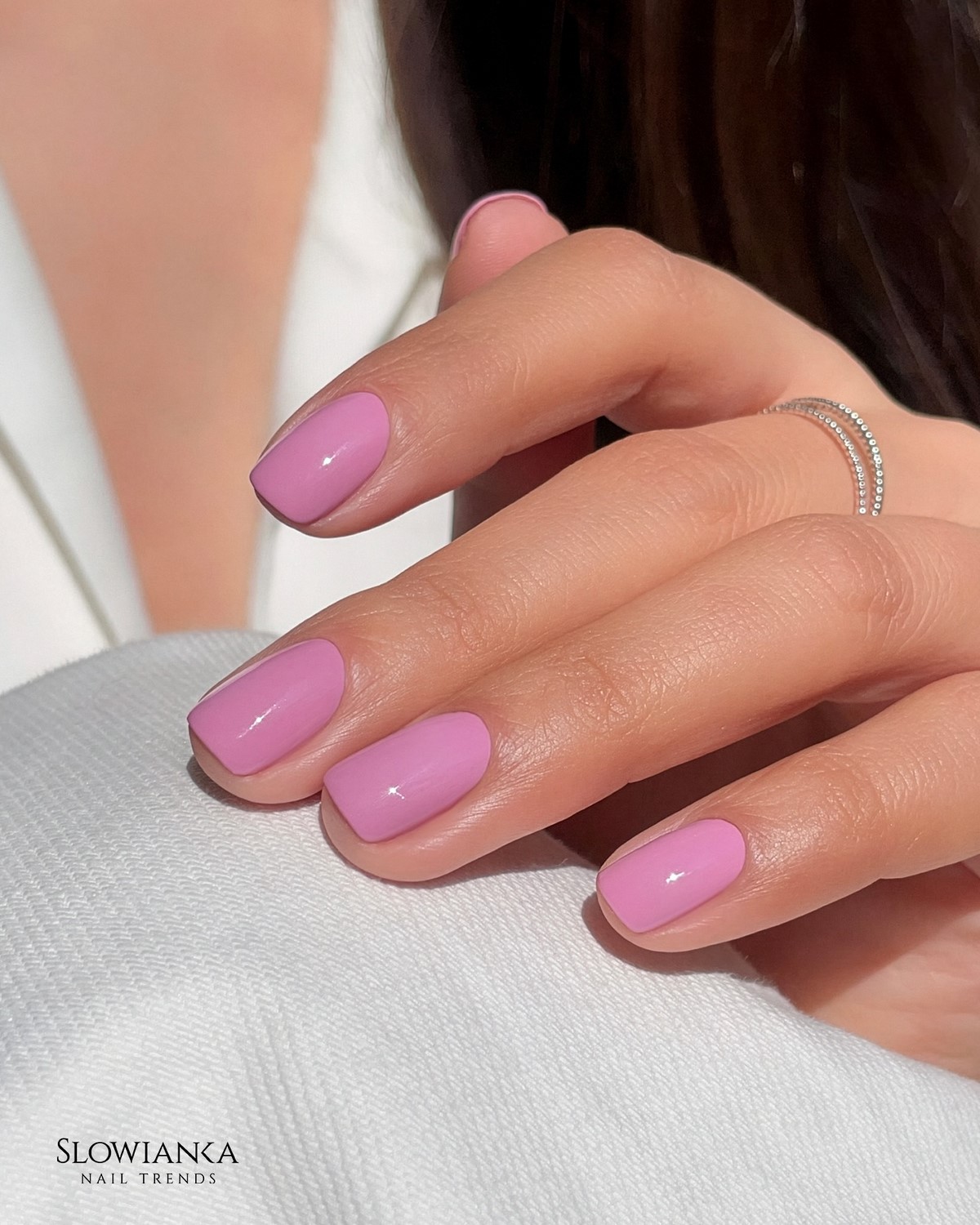 Рожевий манікюр на короткі нігті: ніжність, що омолоджує образ