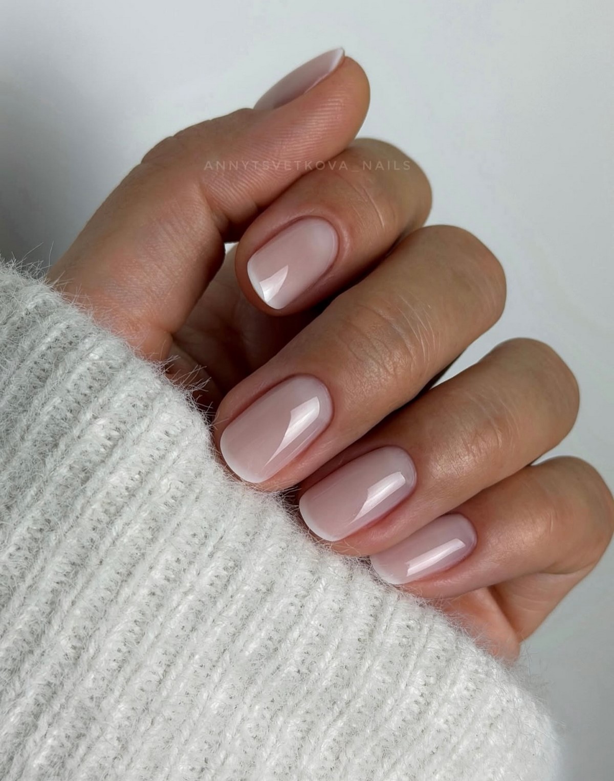 Світлий манікюр на короткі нігті весни: ніжні ідеї