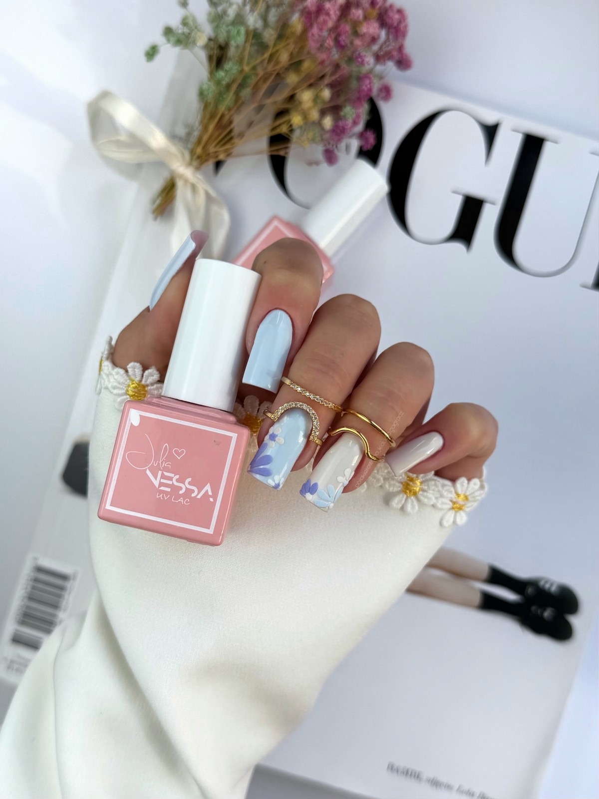 Чому блакитний манікюр став головним кольором весни