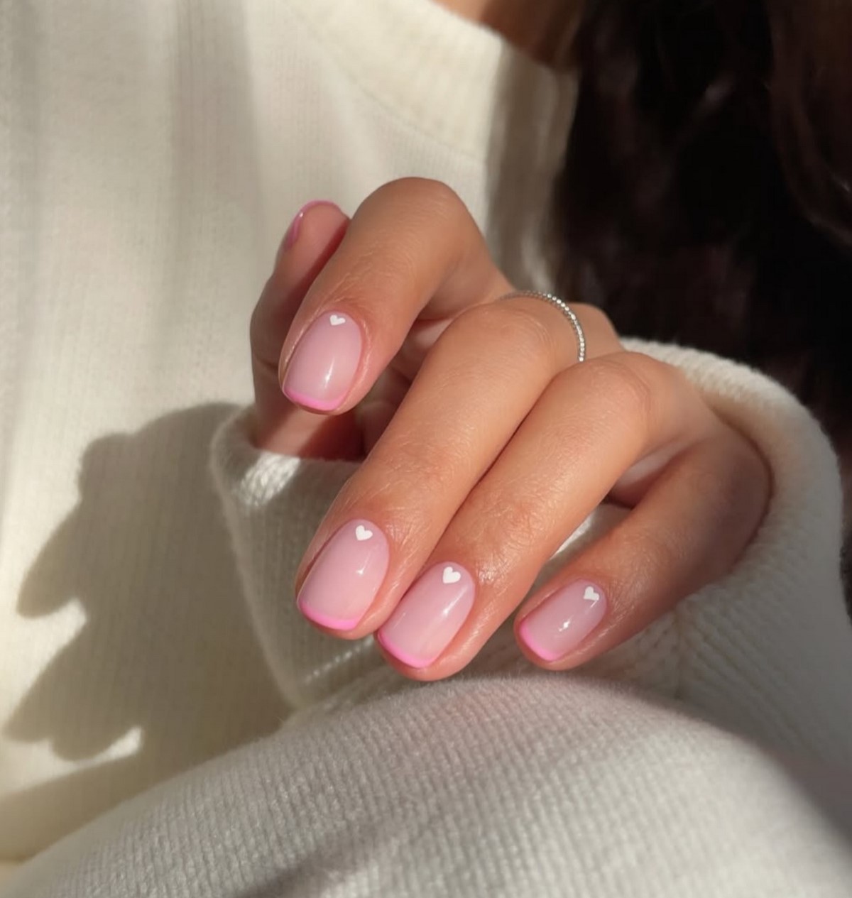 Французький манікюр навесні 2026: свіжі ідеї для коротких нігтів