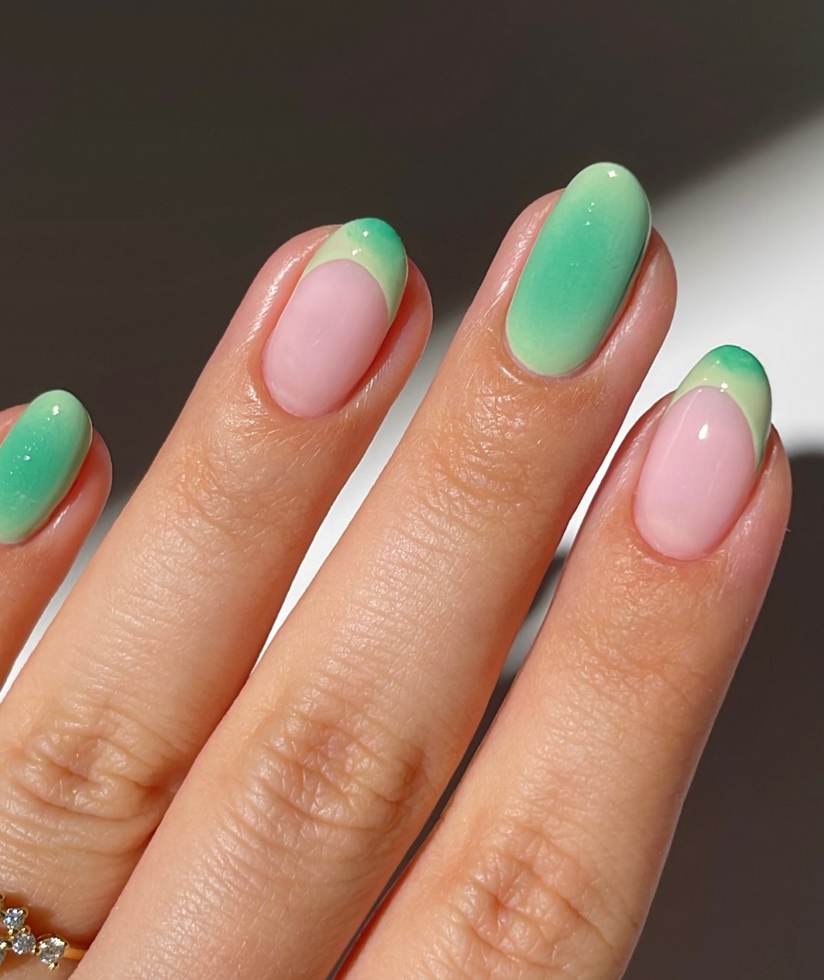 Ореол на нігтях: чому halo-манікюр підкорив весну 2026