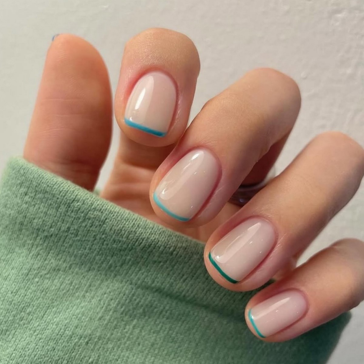 Манікюр на короткі нігті квітня: світлі ідеї, що освіжають образ