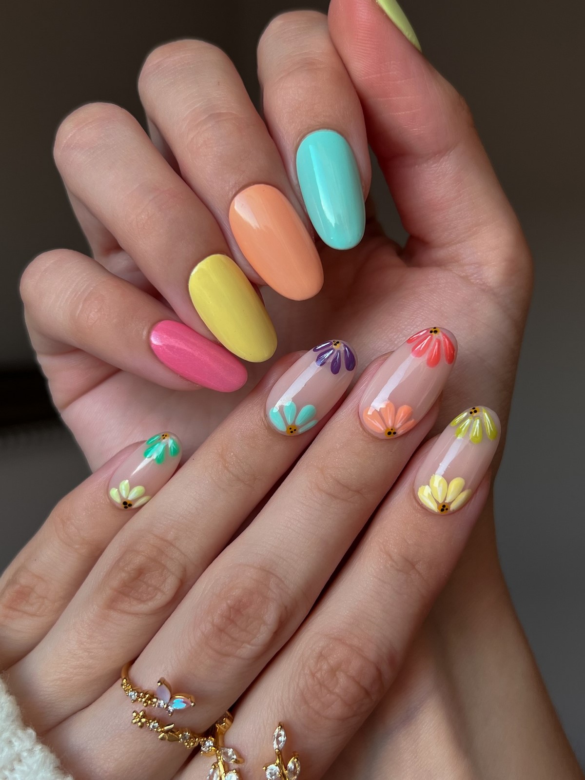 Манікюр з квітами весни 2026: ніжні ідеї на фото