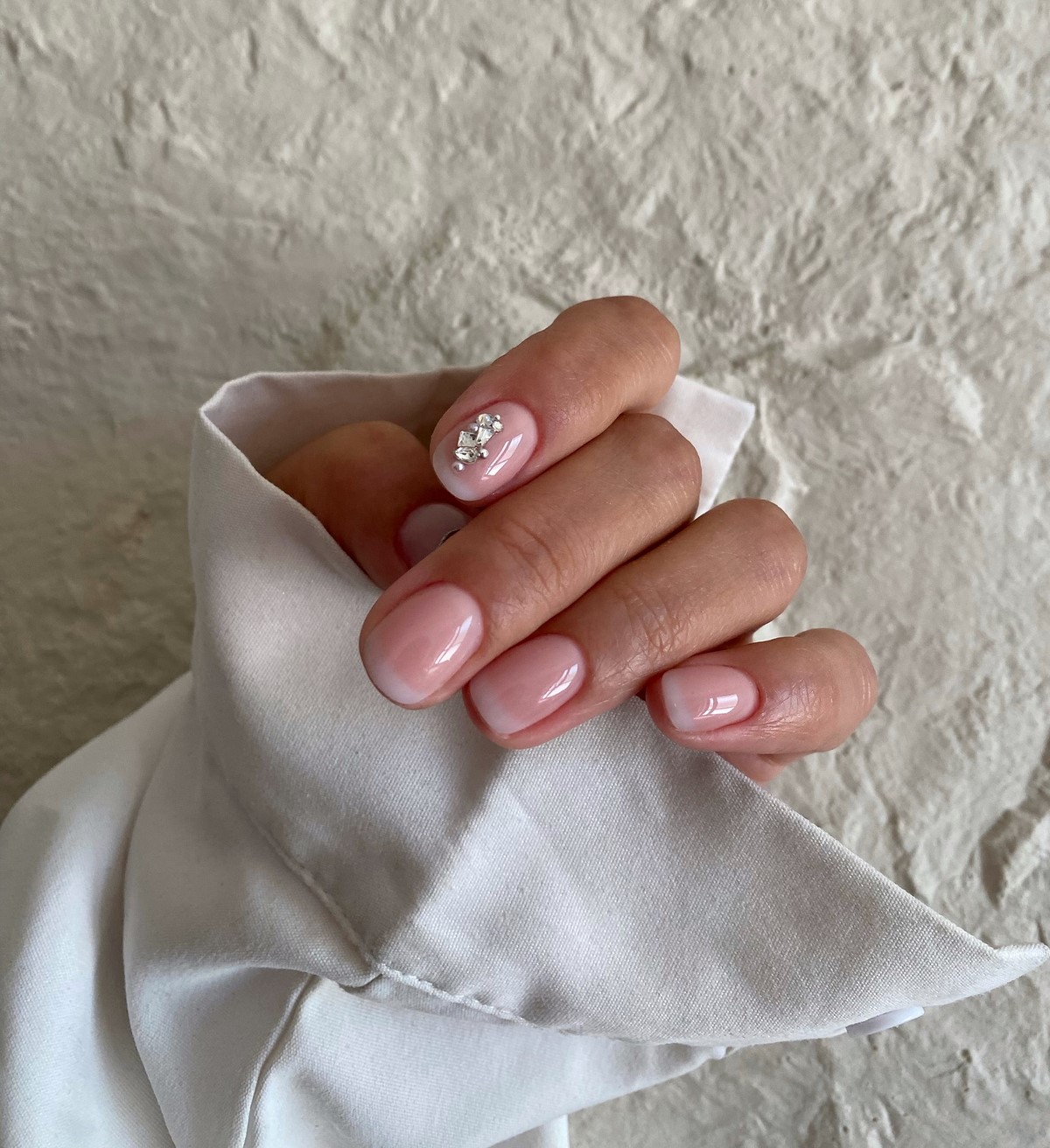 Мінімалістичний манікюр на короткі нігті: стильні ідеї весни 2026