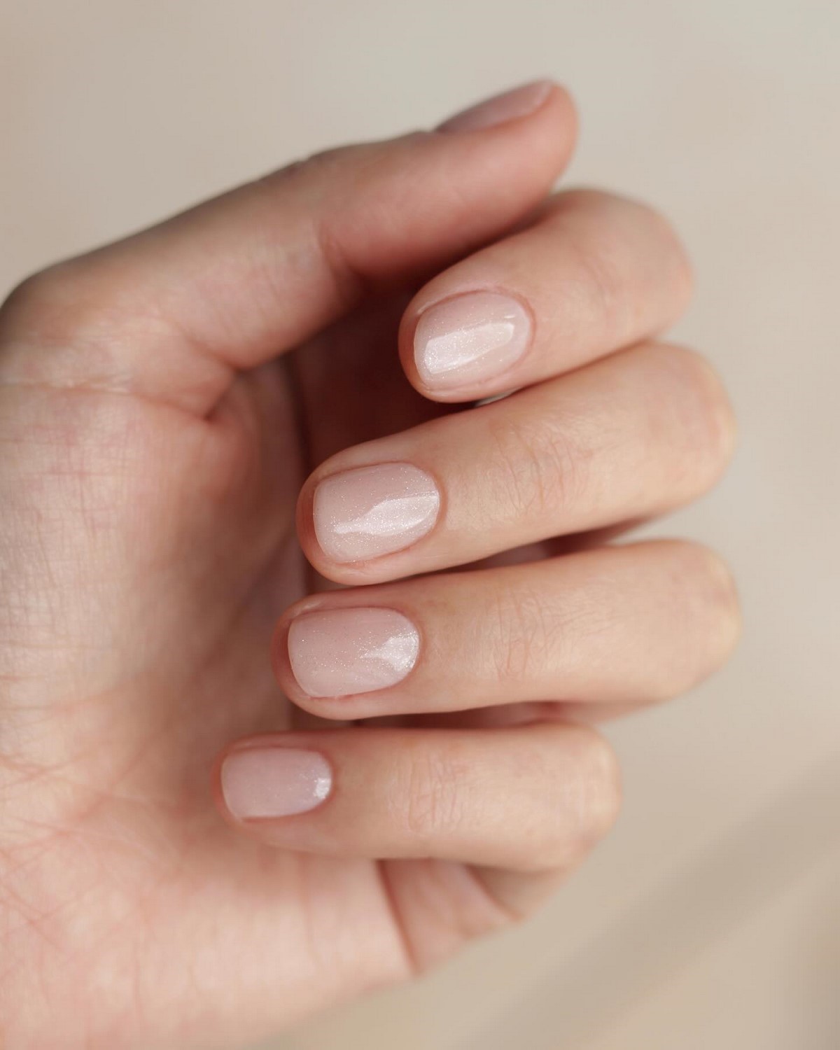 Бежевий манікюр на короткі нігті: тихий тренд, який виглядає дорого