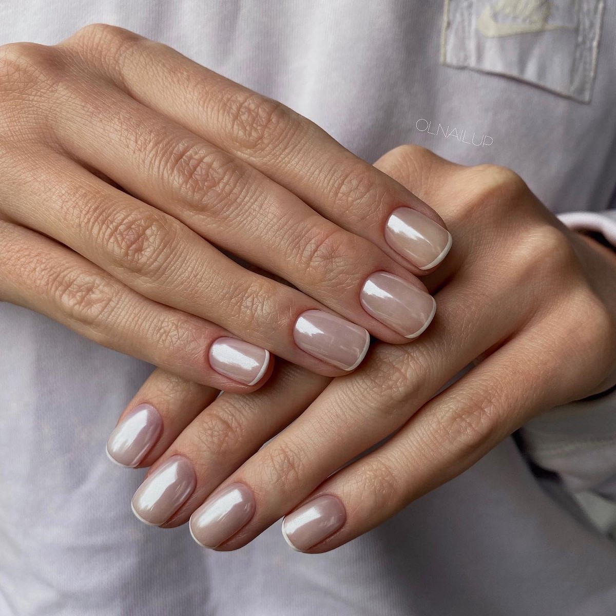 Френч на короткі нігті квітня: акуратний манікюр, який повернувся