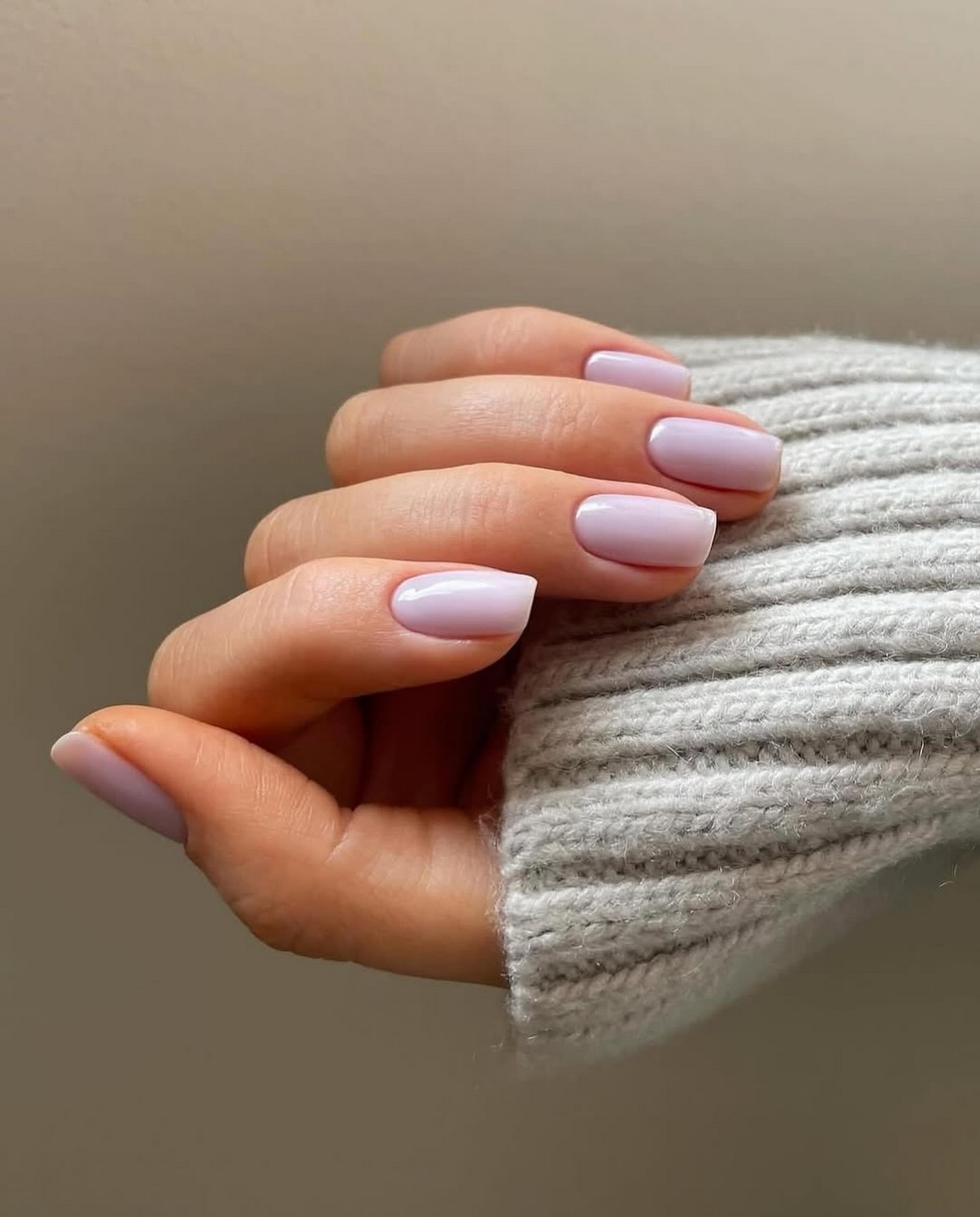 Манікюр на короткі нігті квітня: чистота і стиль