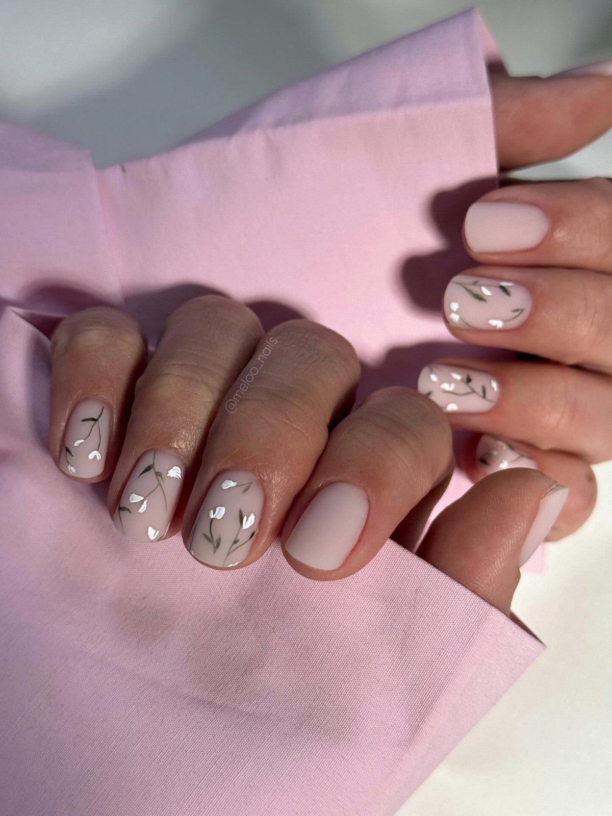 Манікюр на короткі нігті квітня: світлі ідеї, що освіжають образ