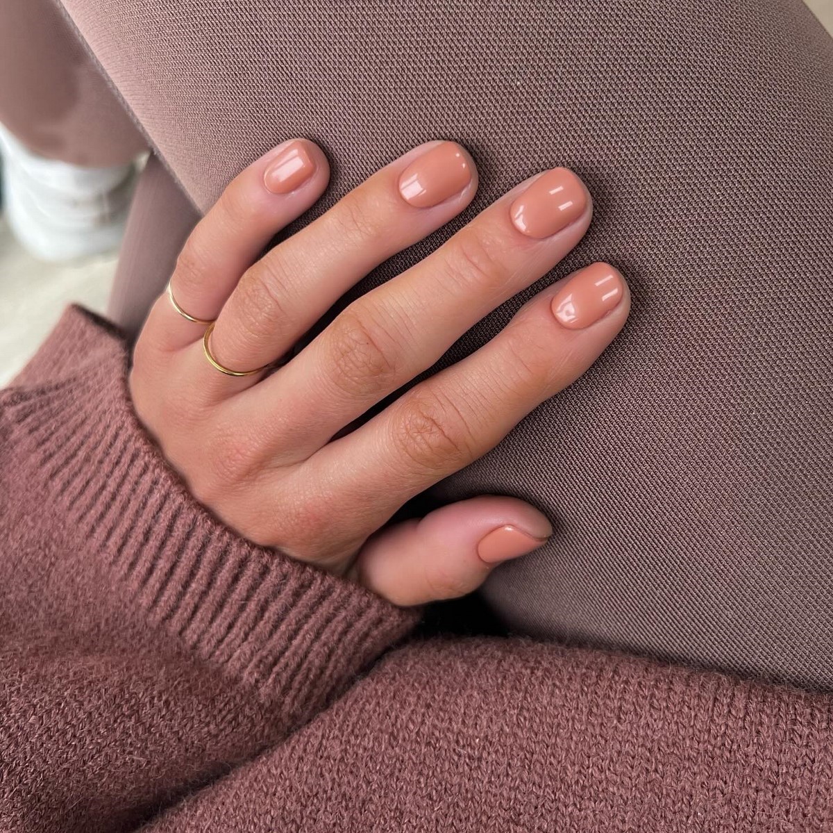 Модні кольори для коротких нігтів весни 2026: головні відтінки