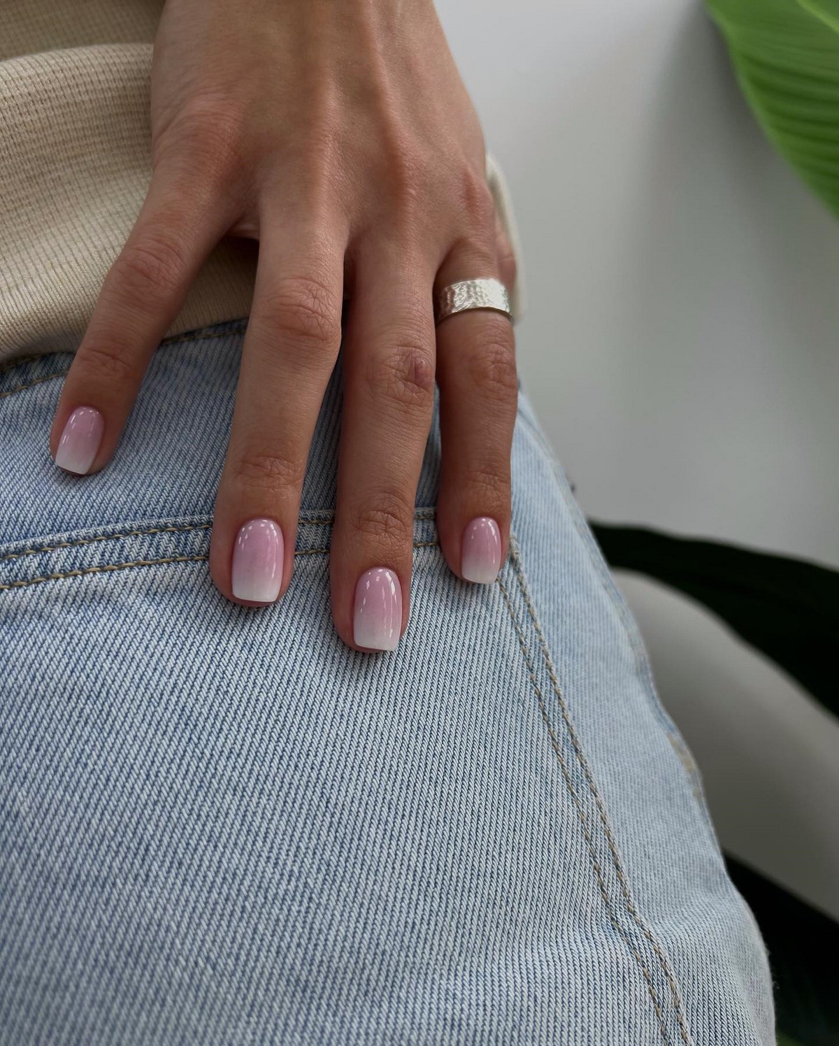 Молочний манікюр на короткі нігті весни 2026: ніжні ідеї