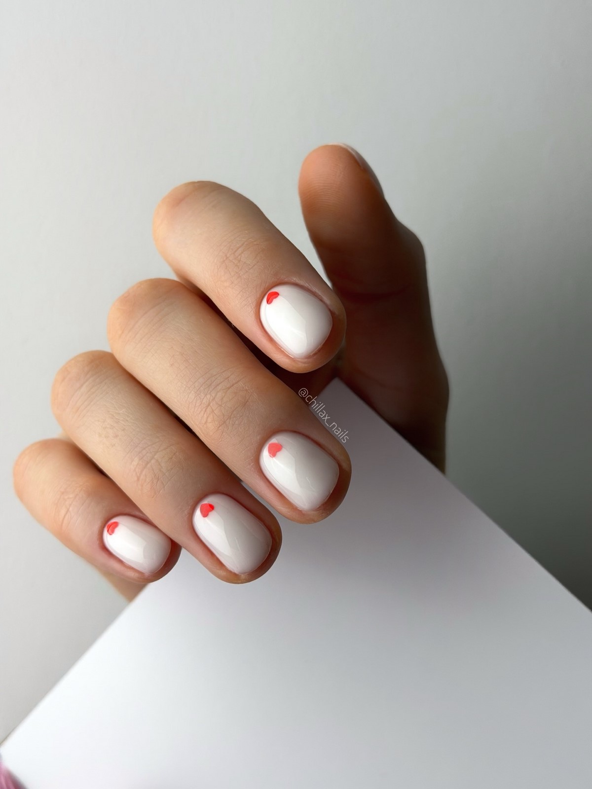 Світлий манікюр на короткі нігті весни: ніжні ідеї