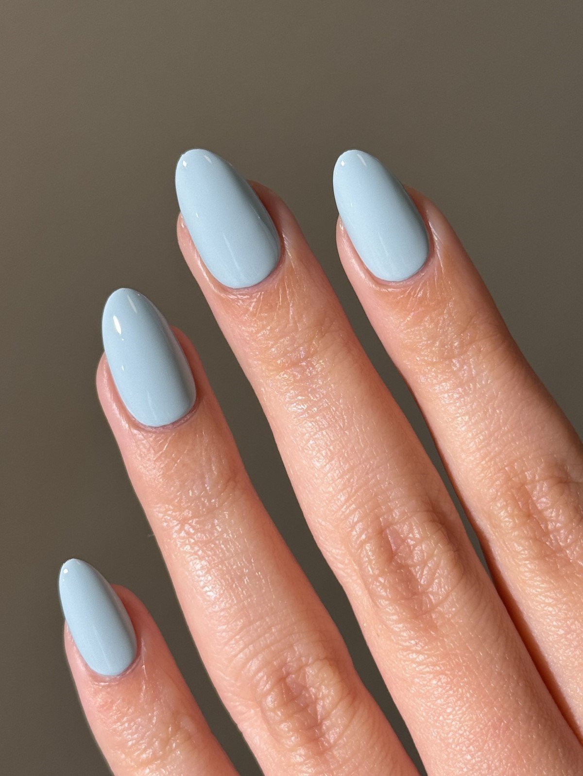 Чому блакитний манікюр став головним кольором весни